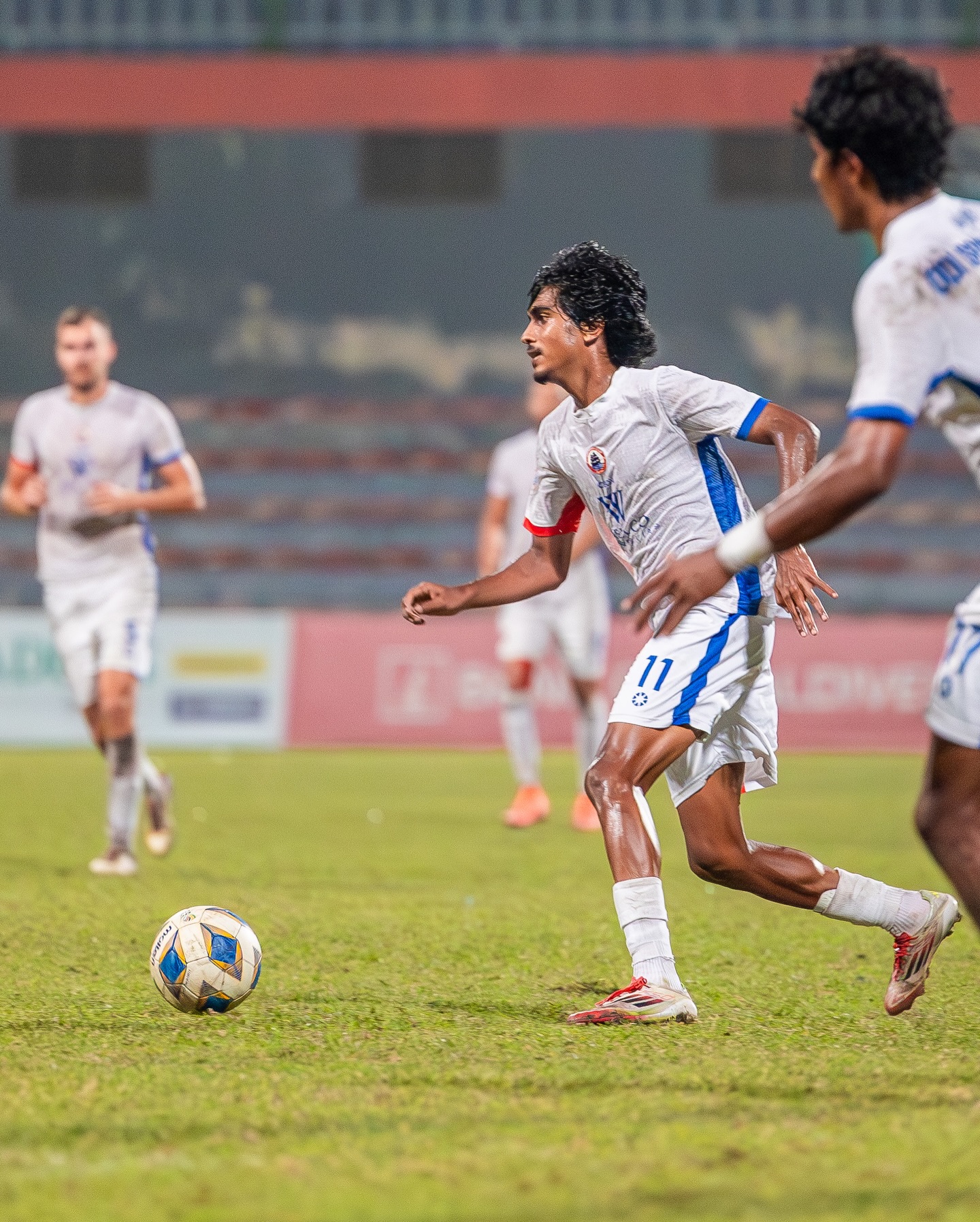 ޕްރެޒިޑެންޓްސް ކަޕް މެޗެއްގައި އަހުޒަމް ބޯޅަ ހިފައިގެން ދަނީ. މުބާރާތުގެ މޮޅު ކުޅުންތެރިޔާގެ މަގާމް ހޯދީ އަހުޒަމް. ފޮޓޯ: އޮޑި ސްޕޯޓްސް ކްލަބް