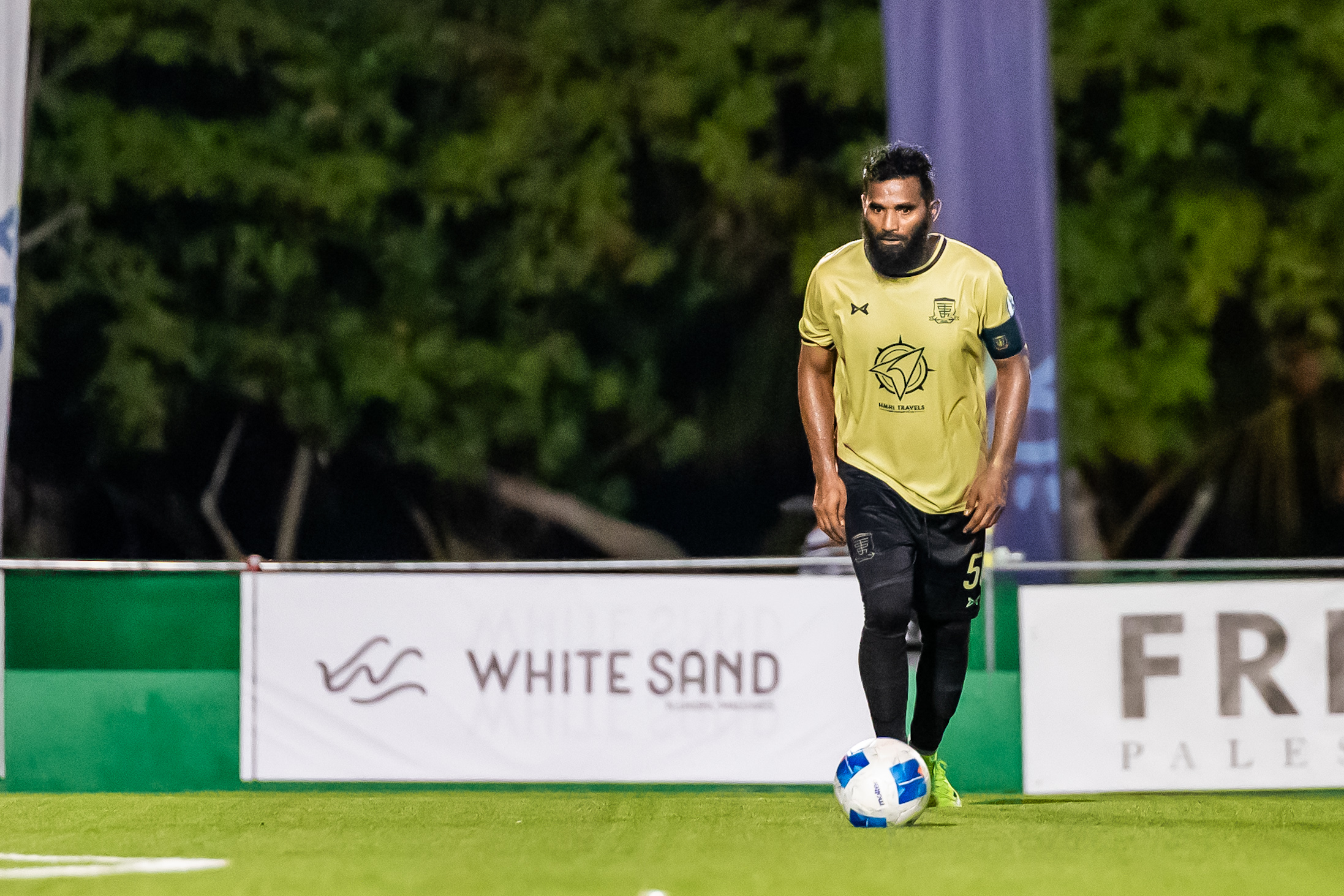 ޖިބިއްލީ ސްޕޯޓްސް އާއި އަލިފުށި އެއްވަރުވި މެޗުގައި ދަގަނޑޭ ބޯޅަ ހިފައިގެން. ފޮޓޯ: މެންގްރޫވް ޗެމްޕިއަންޝިޕް