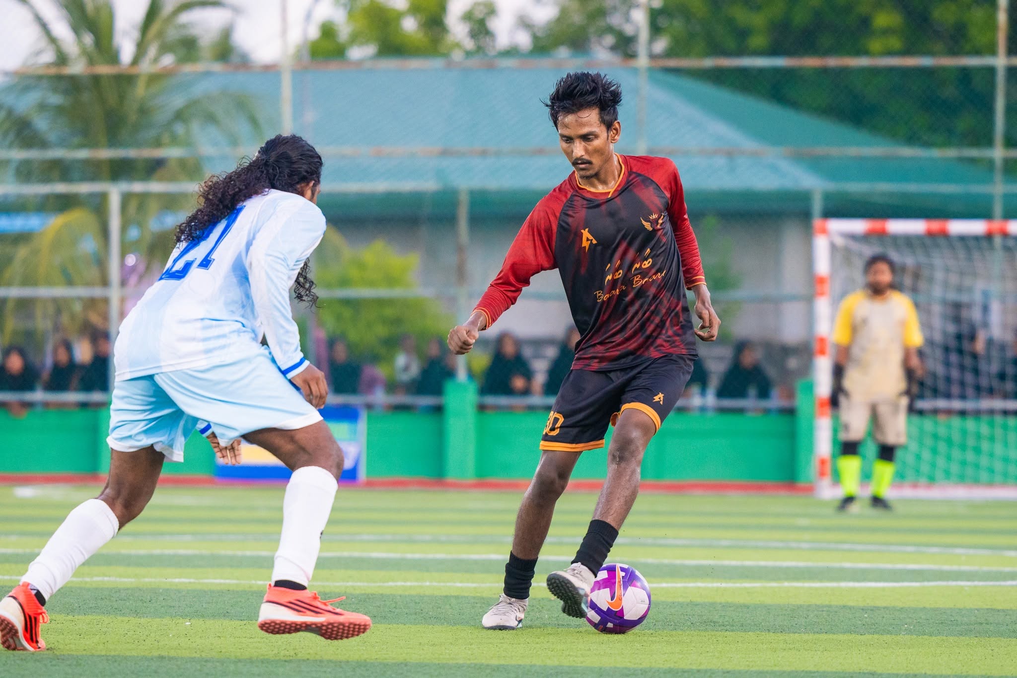 ޓެމެރާރިއޯސްގެ ޝަންޓޭ ބޯޅަ ހިފައިގެން. މާޅެންދޫ ފައިނަލުގެ ވާދަވެރި ފައިނަލް މެޗު މިއަދު ހަވީރު ކުޅޭނެ. ފޮޓޯ: މާޅެންދޫ ކައުންސިލް