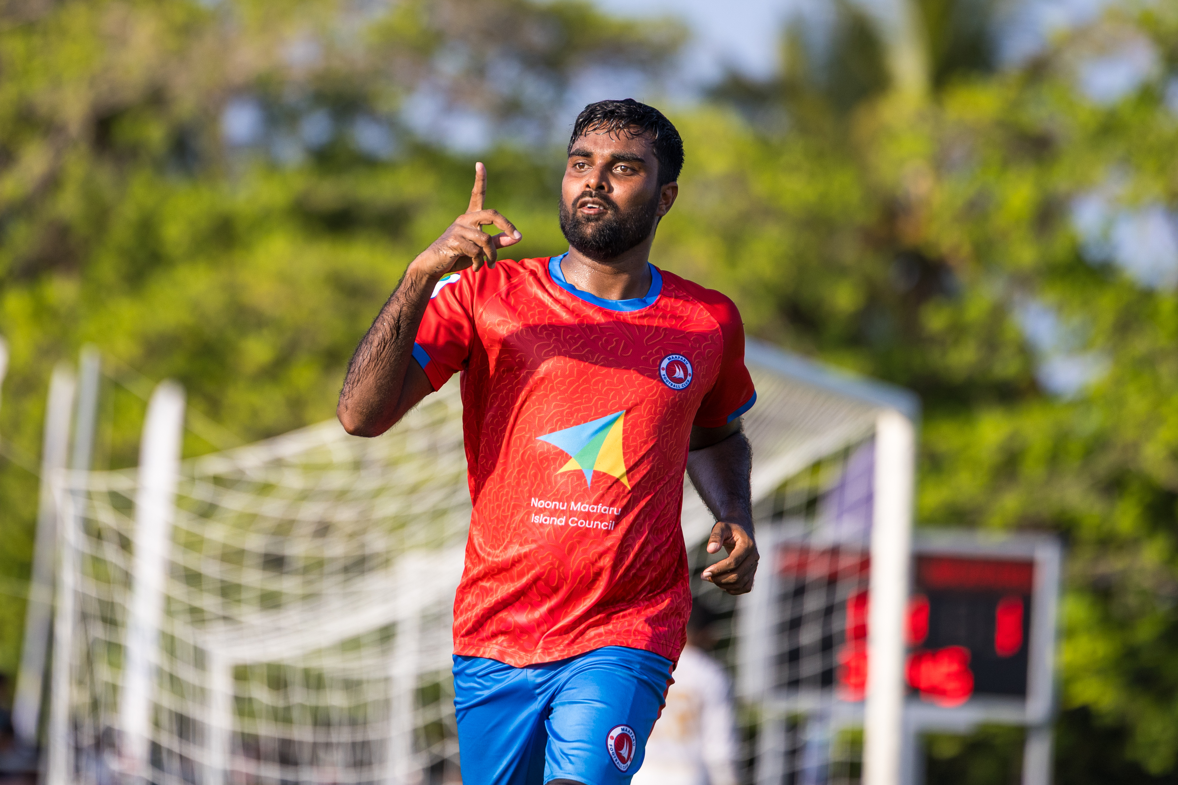 މާފަރުގެ އައްޒާމް ގޯލު ޖެހުމަށް ފަހު އުފާފާޅުކުރަނީ. ފޮޓޯ: ސިޑިބަރި