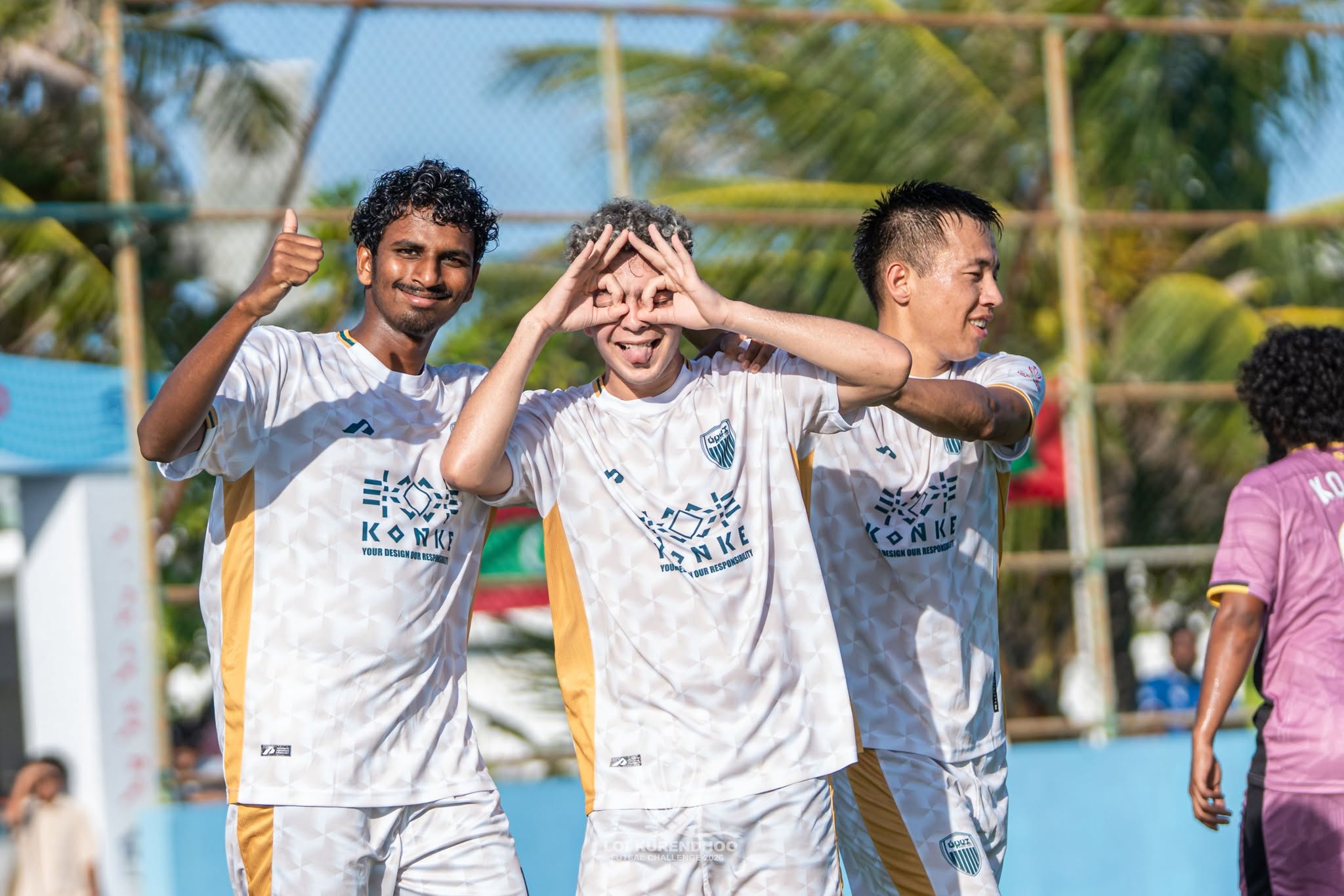 އެޕެކްސް ޓީމުން ގޯލު ޖެހުމަށް ފަހު އުފާފާޅުކުރަނީ. ނައިފަރު ޗެލްސީއާ އެކު އެޓީމު ވެސް ވަނީ ސެމީ އަށް ހޮވިފަ. ފޮޓޯ: ކުރެންދޫ ކައުންސިލް