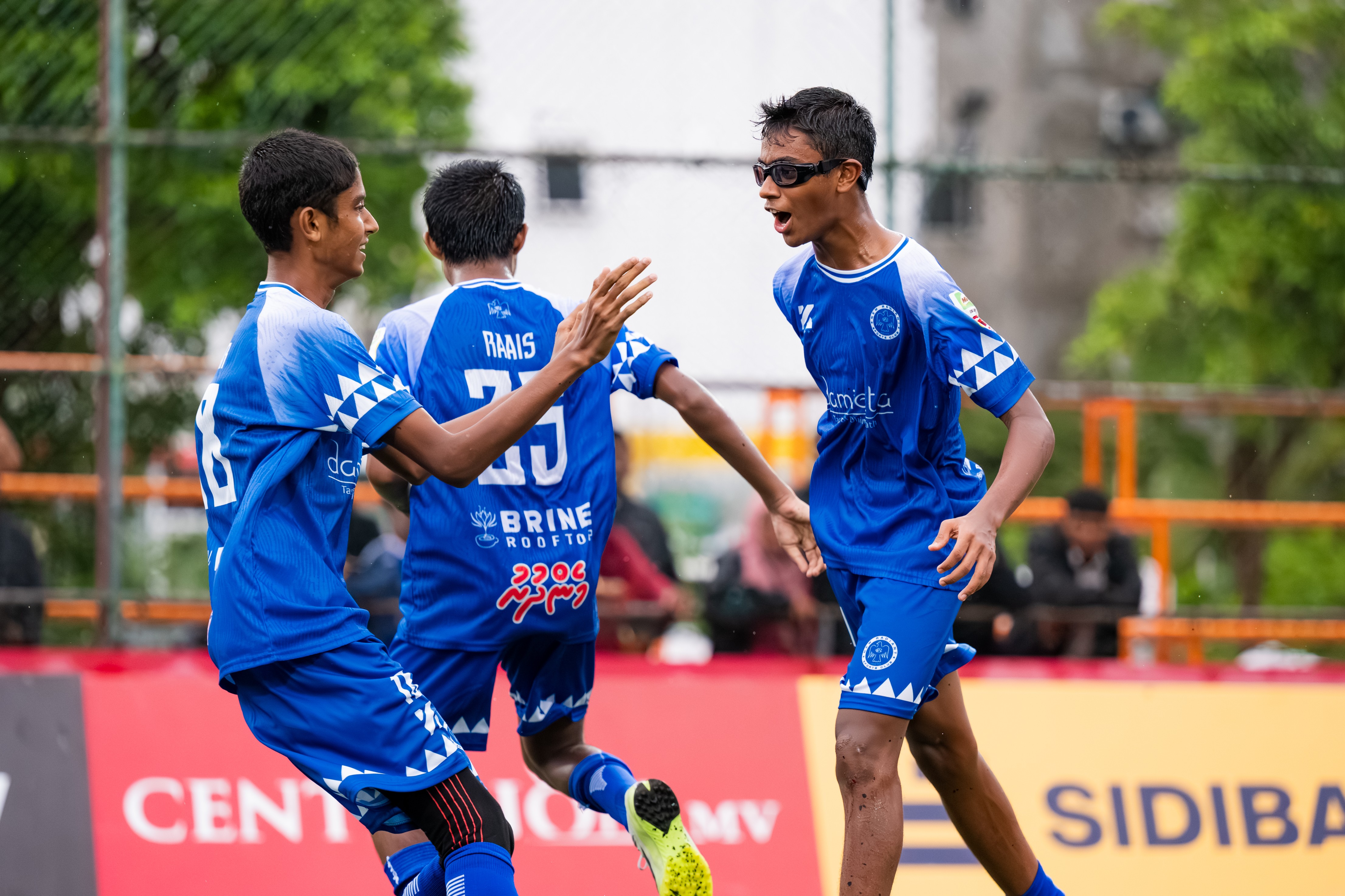 ކިޑްސަލްގައި ނިއު ރޭޑިއަންޓް ކުޅުންތެރިން ގޯލު ޖެހުމަށް ފަހު އުފާފާޅުކުރަނީ. ނިއު އިން ކުޅުނީ ވާދަވެރި މެޗެއް. ފޮޓޯ: ކްލަބް މޯލްޑިވްސް