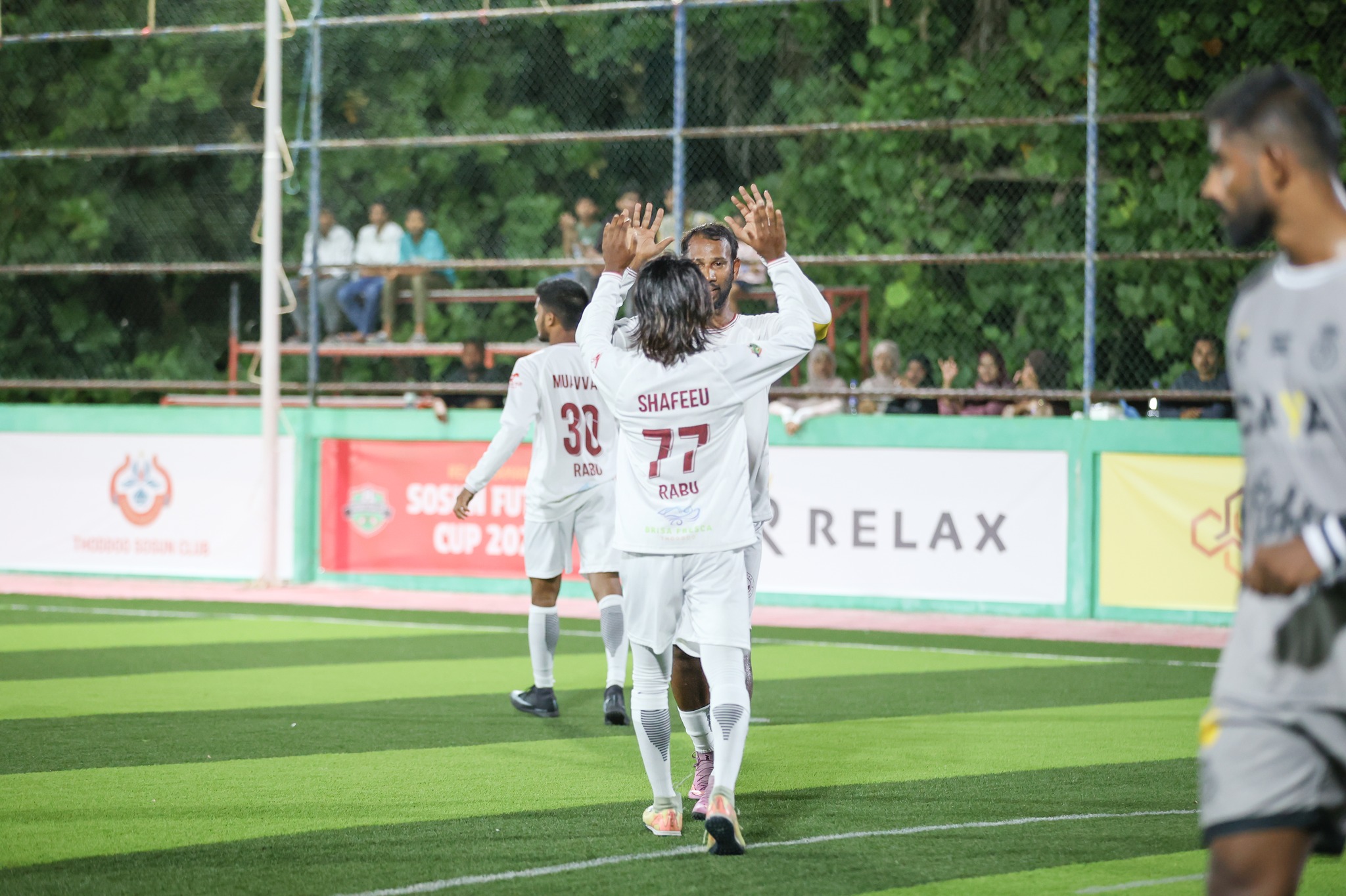 އަމިގޯސް ސްޕޯޓްސް ކްލަބުގެ ކުޅުންތެރިން ގޯލު ޖެހުމަށް ފަހު އުފާފާޅުކުރަނީ. ފޮޓޯ: ރިލެކްސް ކަމަނަ ސޯސަން ފުޓްސަލް ކަޕް