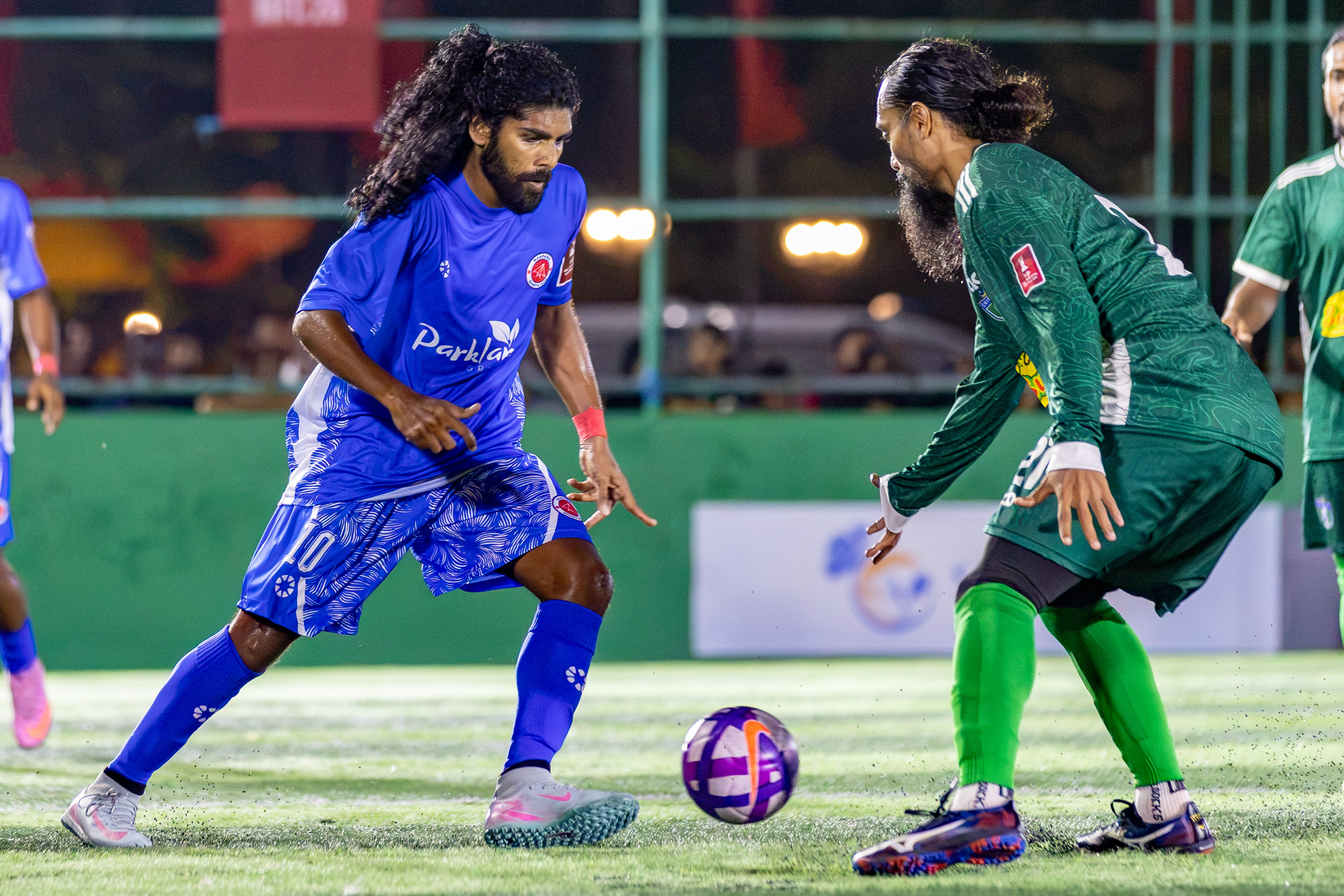މާފަރުގެ ކުޅުންތެރިއަކު ބޯޅަ ހިފައިގެންދާއިރު ފުޓްސަލް ތަރި އައްޒާމް ސަމާލުވެގެން. ފޮޓޯ: މިލަދޫ ޔޫތު މޫވްމަންޓް