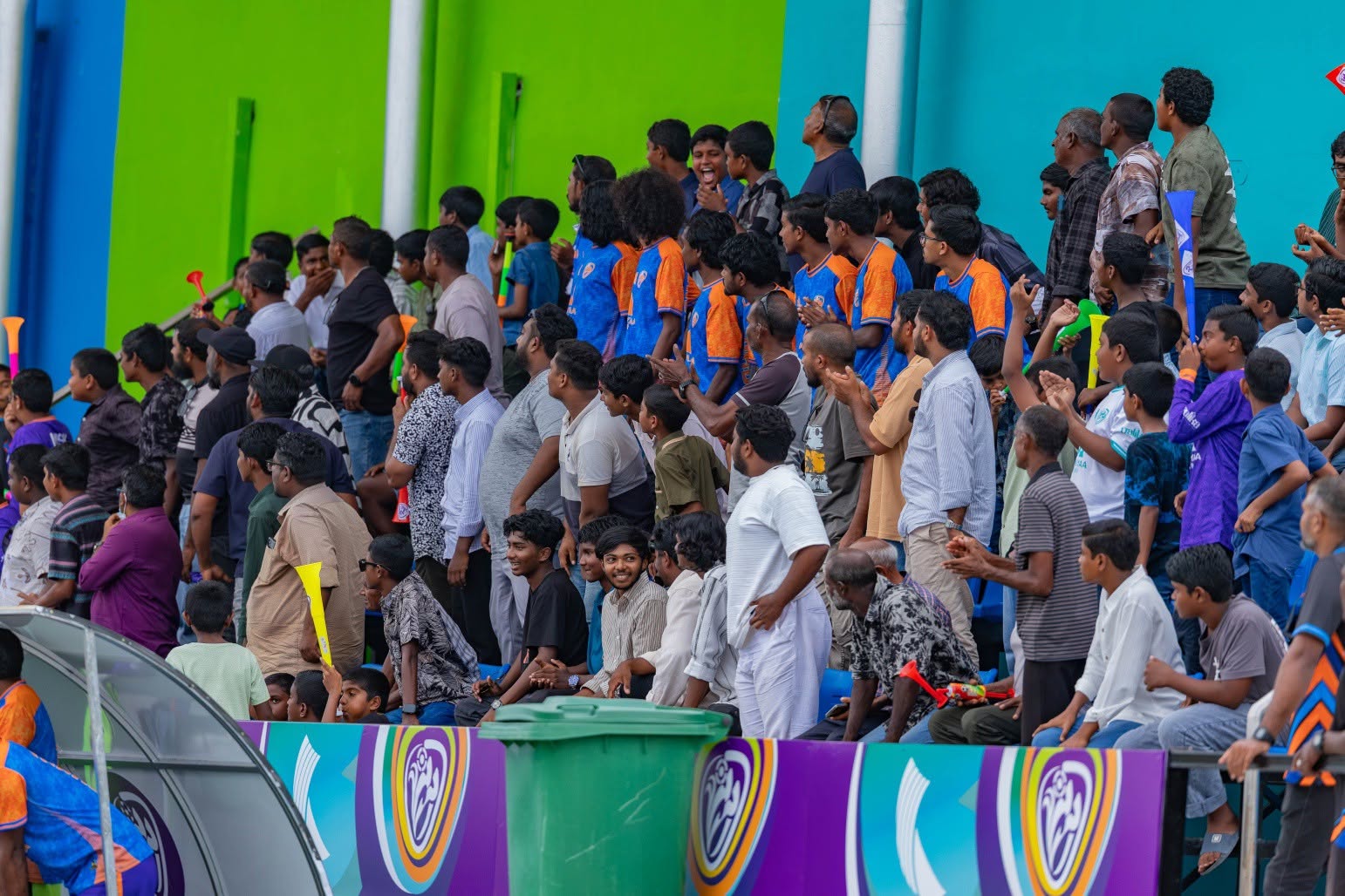 ދިއްދޫގެ ސަޕޯޓަރުން ޓީމަށް ތަރުހީބު ދެނީ. ފޮޓޯ: އެފްއޭއެމް