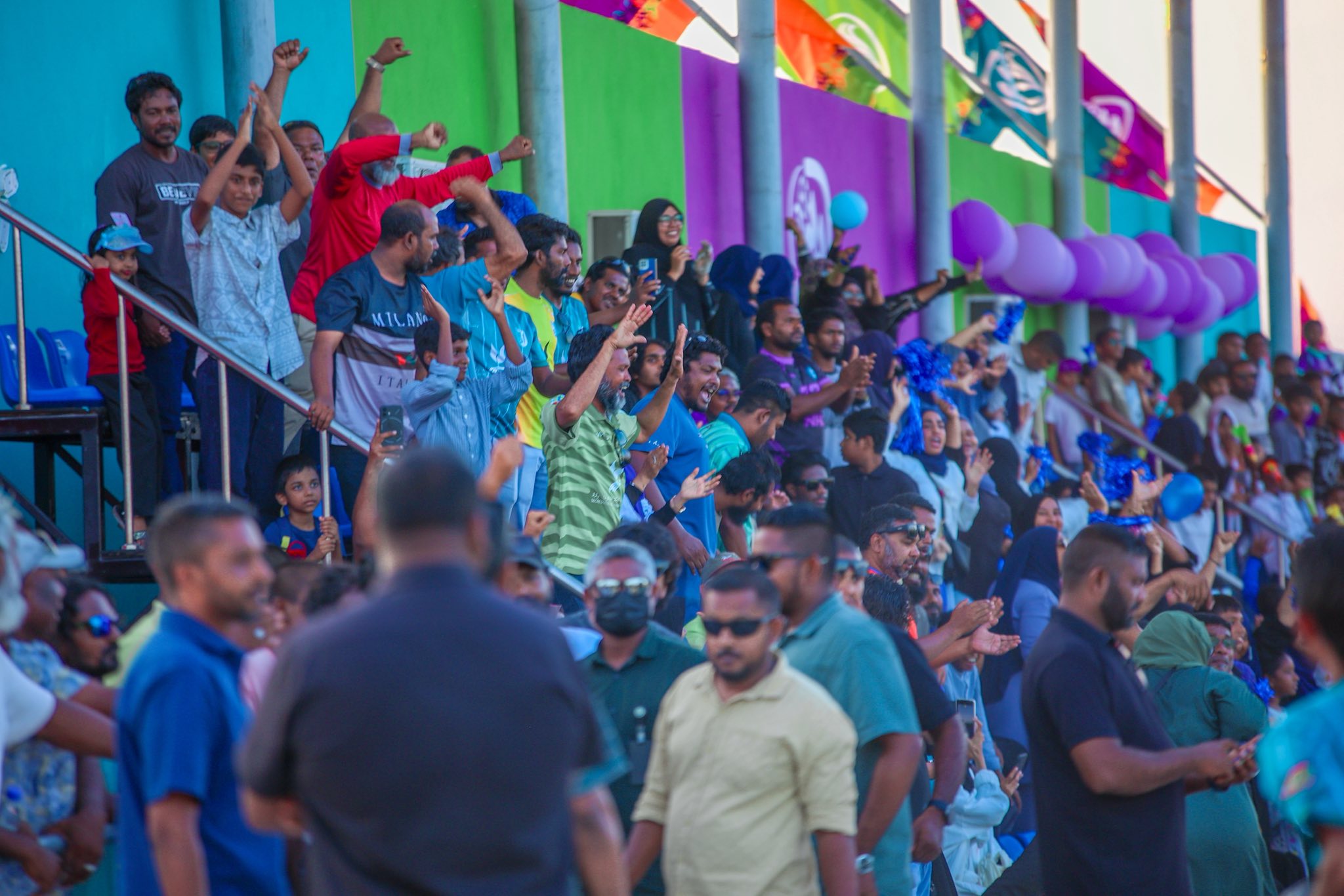 ހަނިމާދޫ ސަޕޯޓަރުން ޓީމަށް ތަރުހީބު ދެނީ. މިއަދު އަމިއްލަ ރަށުގައި ހަނިމާދޫ ނުކުންނާނީ މަނަދޫއާ ދެކޮޅަށް. ފޮޓޯ: ޓީމް ހަނިމާދޫ