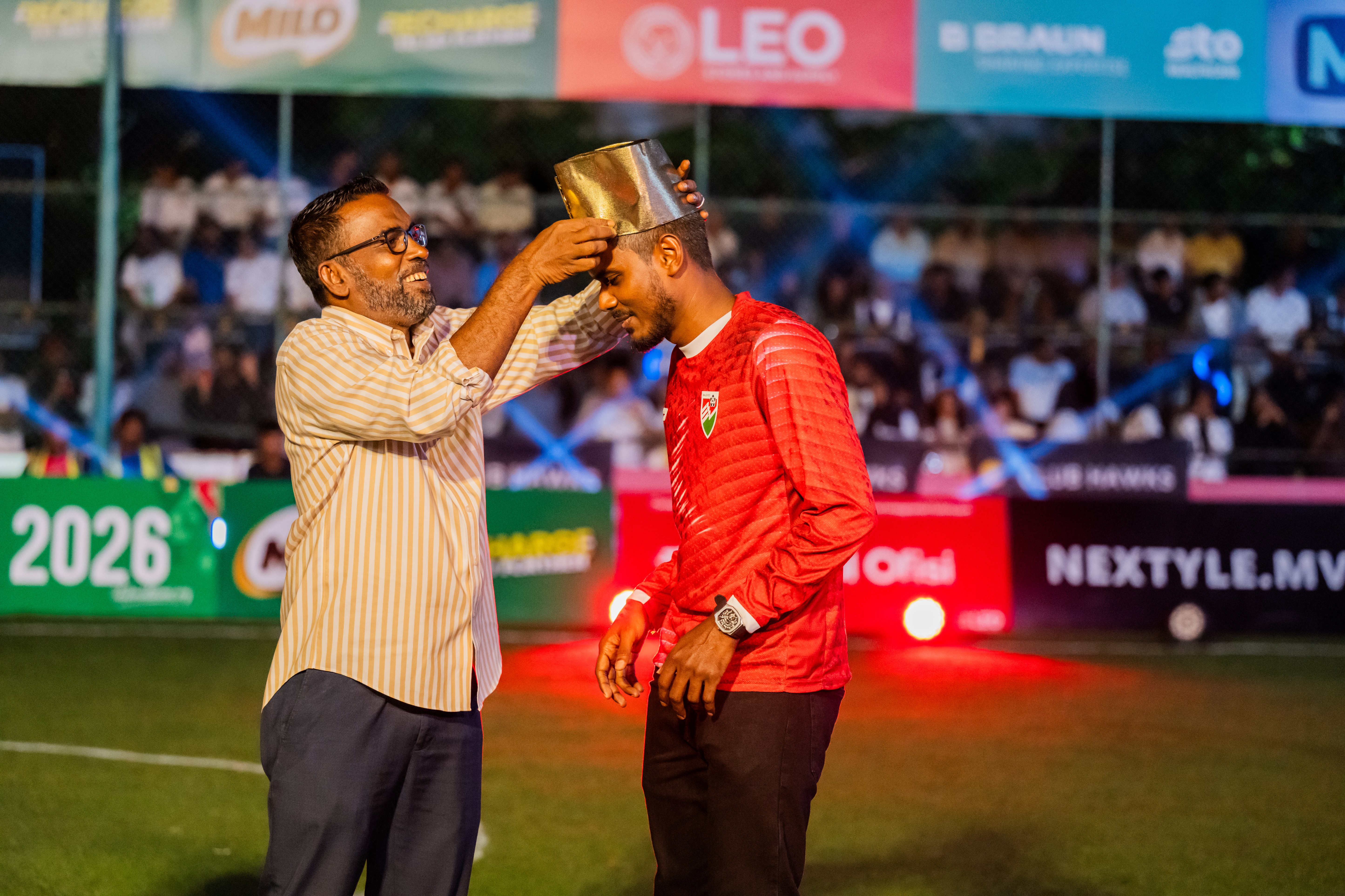 ގައުމީ ފުޓްސަލް ޓީމުގެ ކެޕްޓަން އިންމިގެ ބޮލުގައި ކިންގުގެ ތާޖު އަޅުވަނީ. މެޗުގެ ކުރިން ވަނީ ކިންގުންގެ ބޮލުގައި ތާޖު އަޅުވާފައި. ފޮޓޯ: ކްލަބް މޯލްޑިވްސް