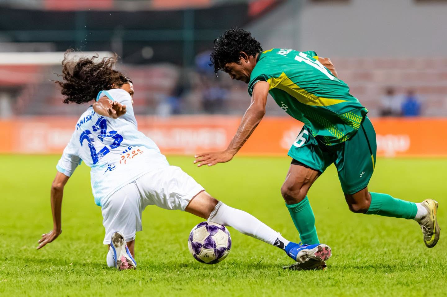 ނިއު އާއި މާޒިޔާ ކަޕް ވިނާސް ކަޕްގެ ލީގު ބުރުގައި ވާދަކުރި މެޗުގެ ތެރެއިން. ދެ ޓީމު ވާދަކުރާ ފައިނަލް މިރޭ ކުޅޭނެ. ފޮޓޯ: އެފްއޭއެމް