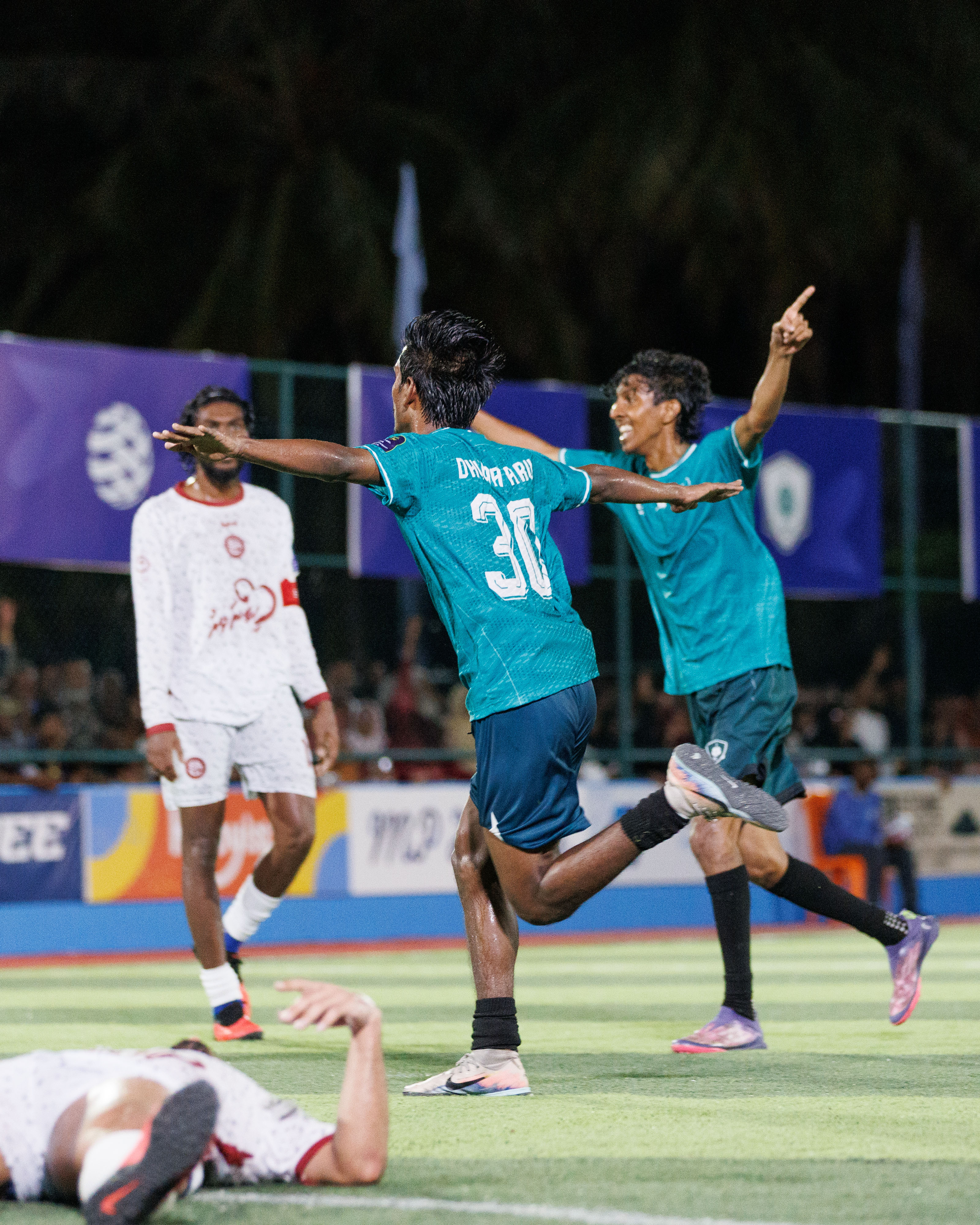 ހިންނަވަރު ކޮޅަށް ގޯލު ޖެހުމަށް ފަހު ޝަންޓޭއާ އެކު ދުވާފަރު ކުޅުންތެރިން އުފާފާޅުކުރަނީ. ޝަންޓޭ އެނބުރި ކުޅުމުގެ ތެރެއަށް އައުމުން ދުވާފަރު ޓީމުން ވަނީ ތަފާތު ފެނިފައި. ފޮޓޯ: އަހުމަދު މާހު