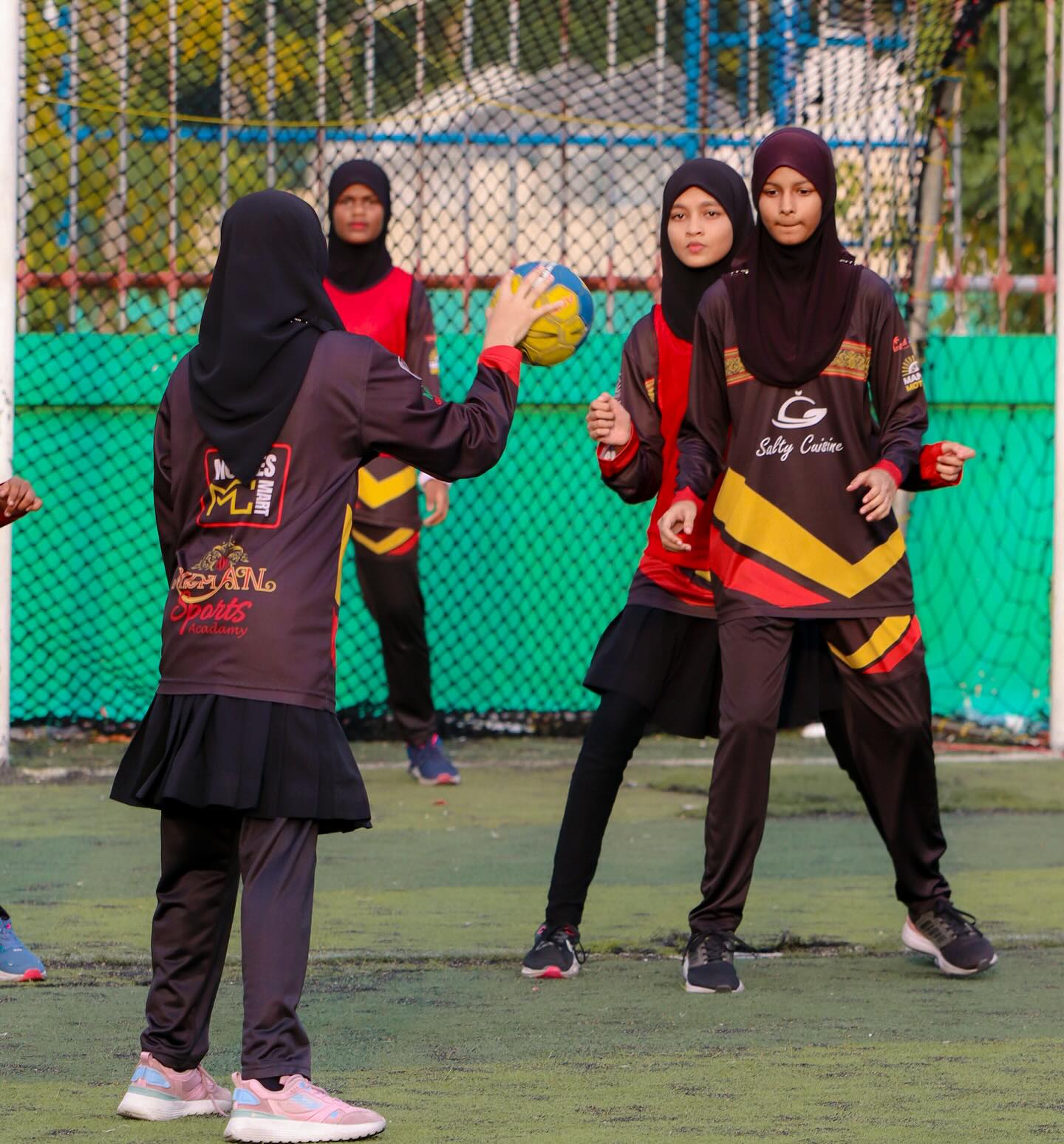 ރިދަން އެކަޑެމީގެ ކުދިން ހޭންޑްބޯޅަ ކުޅެނީ. ފުޓްބޯޅައިގެ އިތުރުން އިތުރު ކުޅިވަރުތަކަށް ވެސް ރިދަން އެކަޑެމީން ކުދިން ތަމްރީނުކޮށްދޭ. ފޮޓޯ: ތޮއްޑޫ ރިދަން އެކަޑެމީ