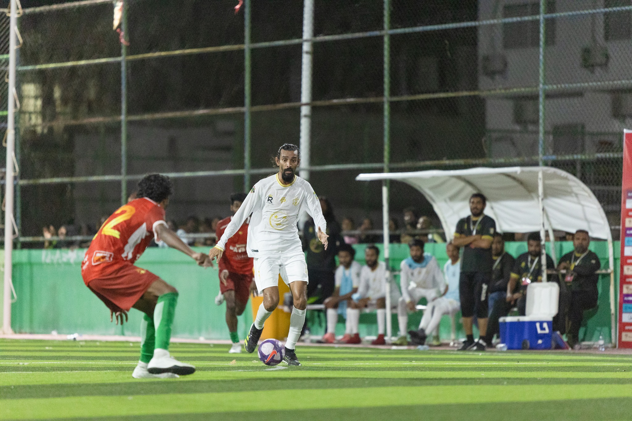 އަމިގޯސްގެ އޮންލީ ބޯޅަ ހިފައިގެން. އެޓީމުގައި ތިބީ ހުސް ތަރިން. ފޮޓޯ: ސޯޒަން ފުޓްސަލް ކަޕް