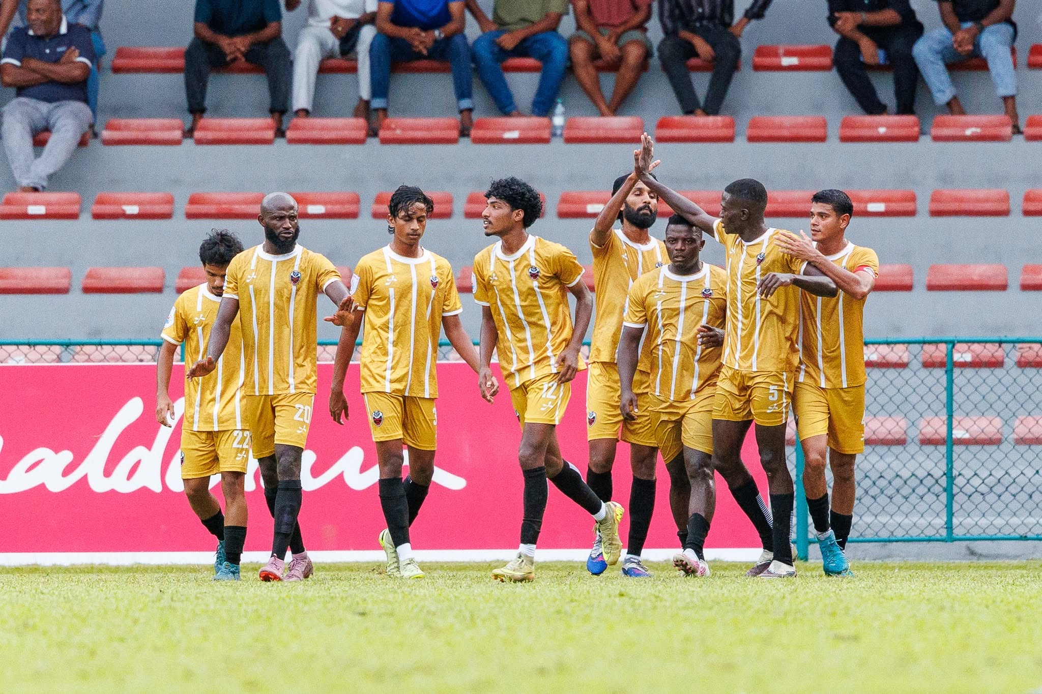 ބިސް ބުރުން ފަހަތުން އަރައި ބުރު ސްޕޯޓްސް ބަލިކުރި މެޗުގެ ތެރެއިން. ފޮޓޯ: އެފްއޭއެމް