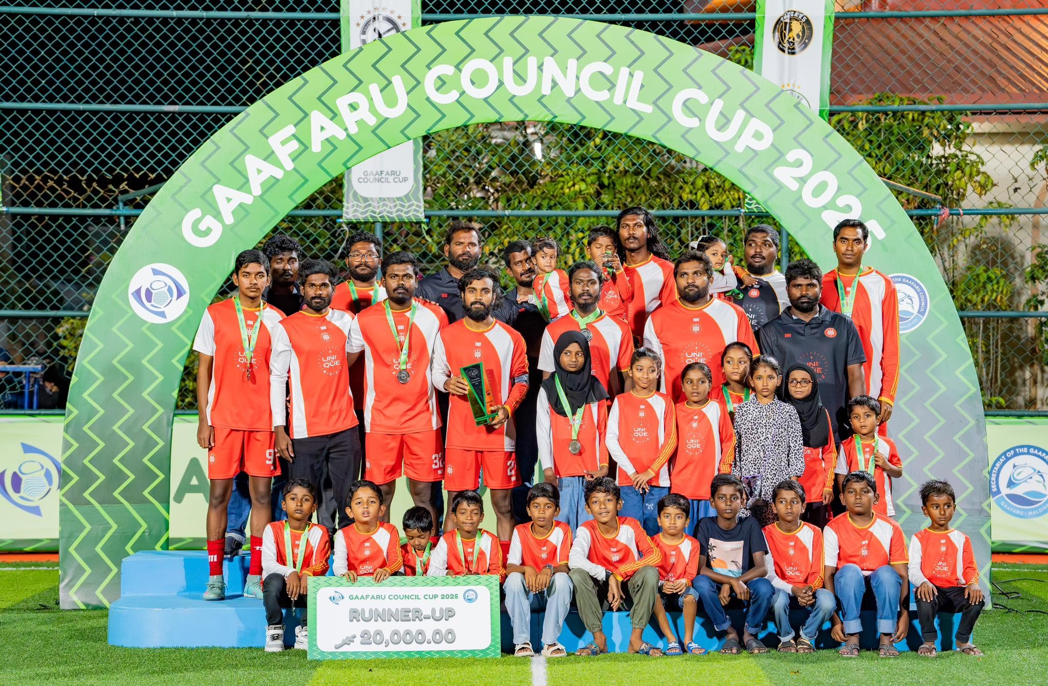 މިދިޔަ އަހަރުގެ ރަނަރަޕް ޓީމު އޯކޭ ބޯއީޒް. ފޮޓޯ: ގާފަރު ކައުންސިލް އިވެންޓްސް
