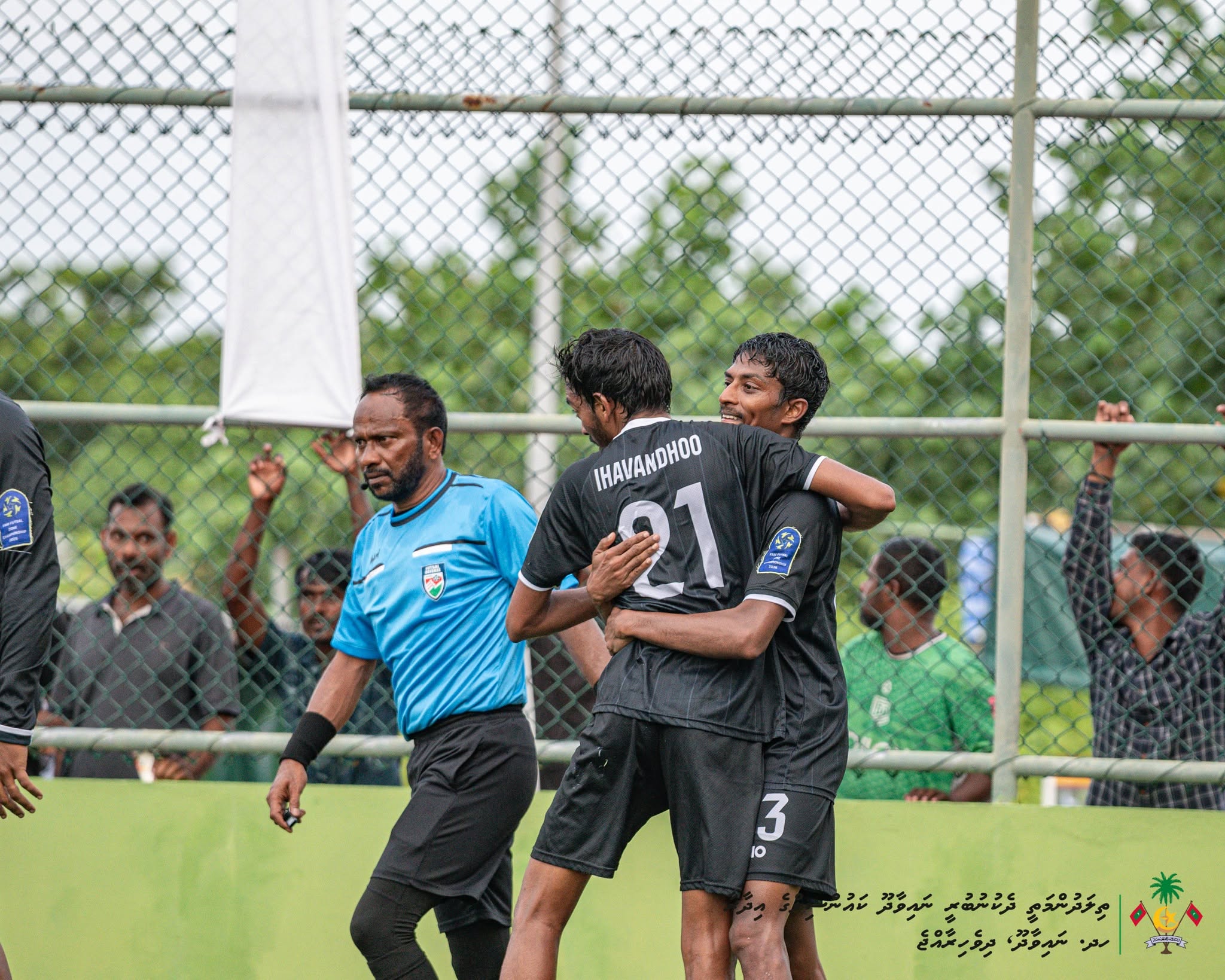 ފިއްލަދޫ ކޮޅަށް ގޯލު ޖެހުމަށް ފަހު އިހަވަންދޫ ކުޅުންތެރިން އުފާފާޅުކުރަނީ. ފޮޓޯ: ނައިވާދޫ ކައުންސިލް