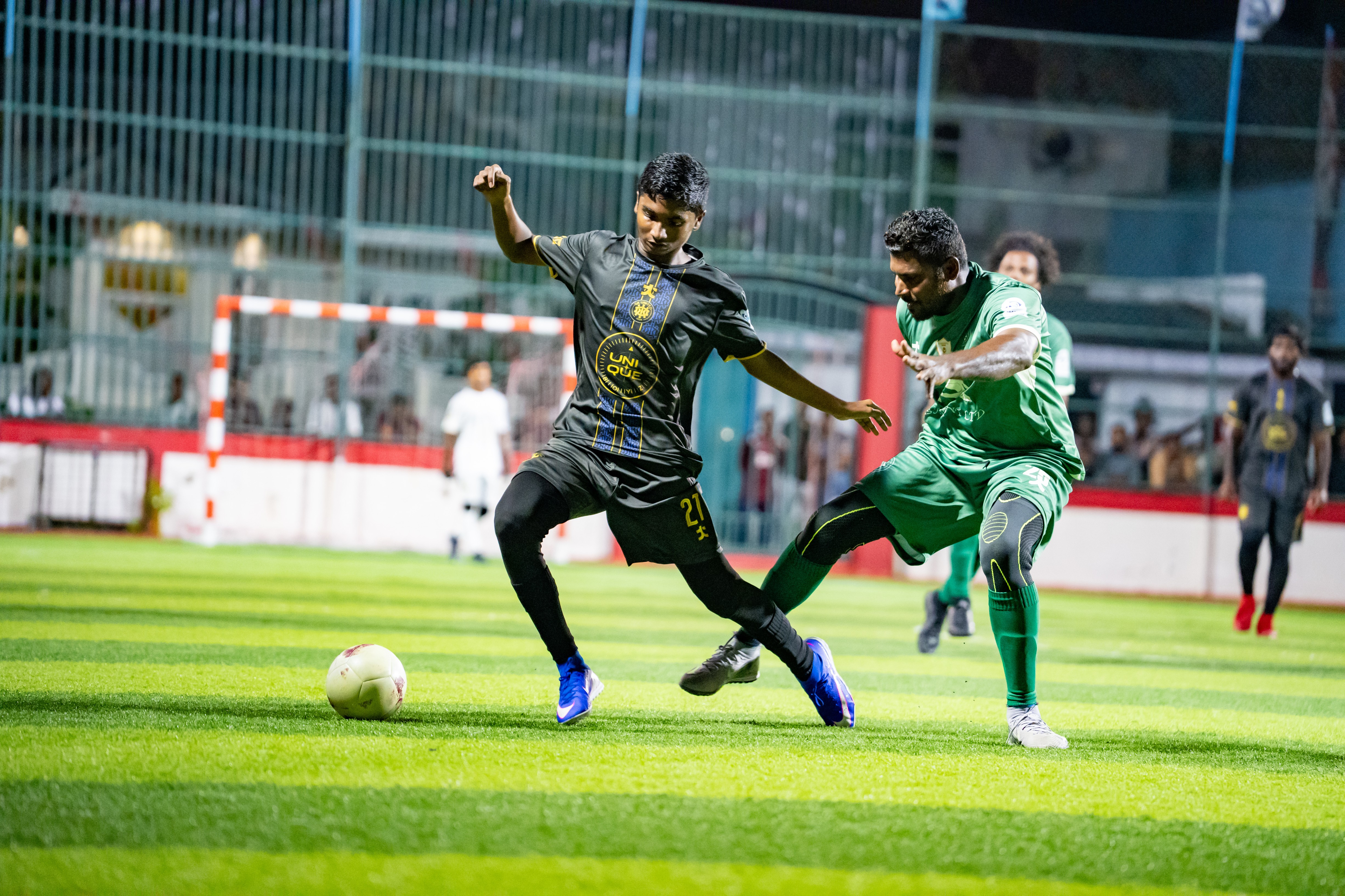 އޯކޭ ޔުނައިޓެޑާއި އޯކޭ ލެޖެންޑްސް ވާދަކުރި މެޗުގެ ތެރެއިން. ފޮޓޯ: ގާފަރު ކައުންސިލް