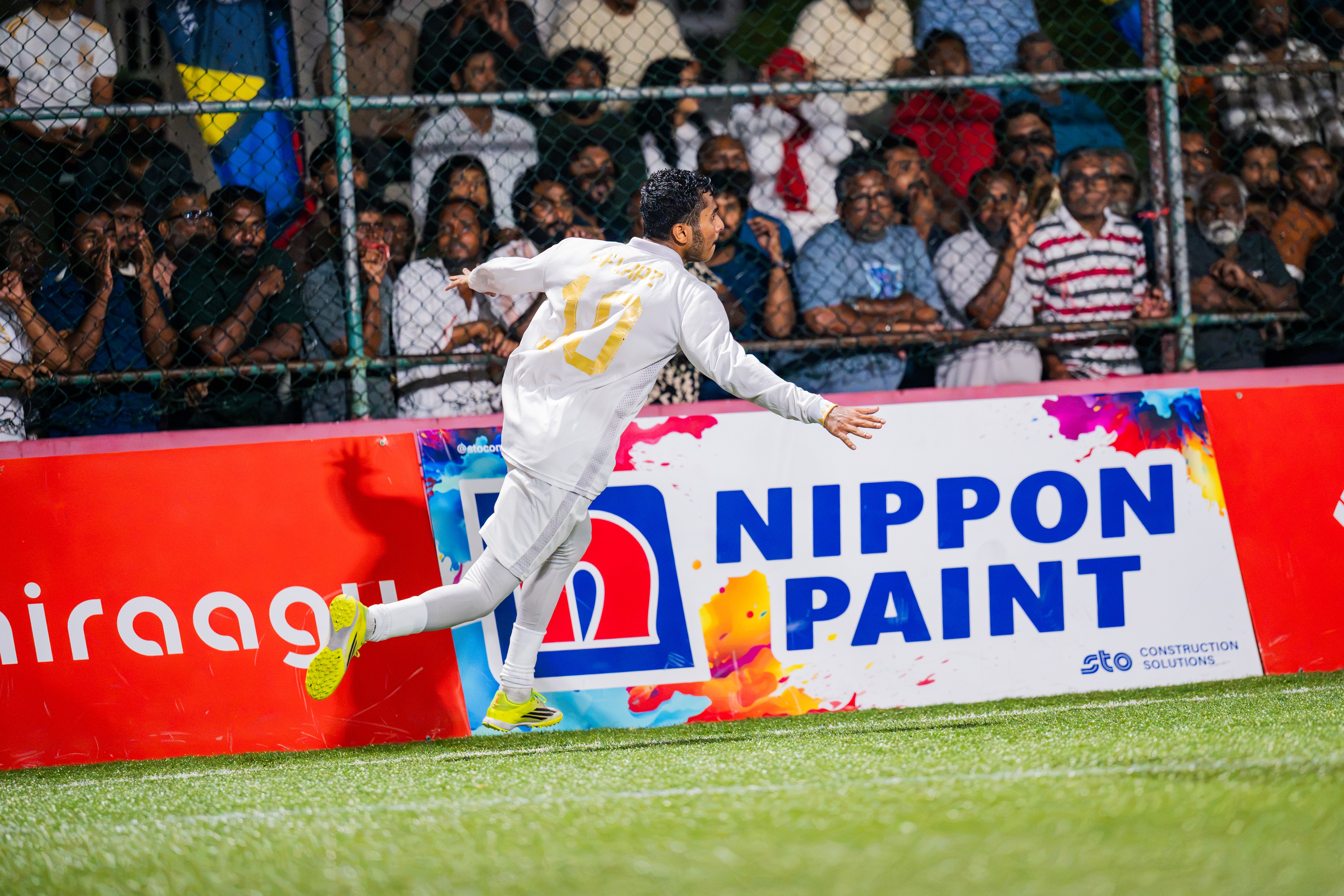 އާރްއާރްސީގެ އަފްލާޒް ގޯލު ޖެހުމަށް ފަހު އުފާފާޅުކުރަނީ. ފޮޓޯ: ކްލަބް މޯލްޑިވްސް