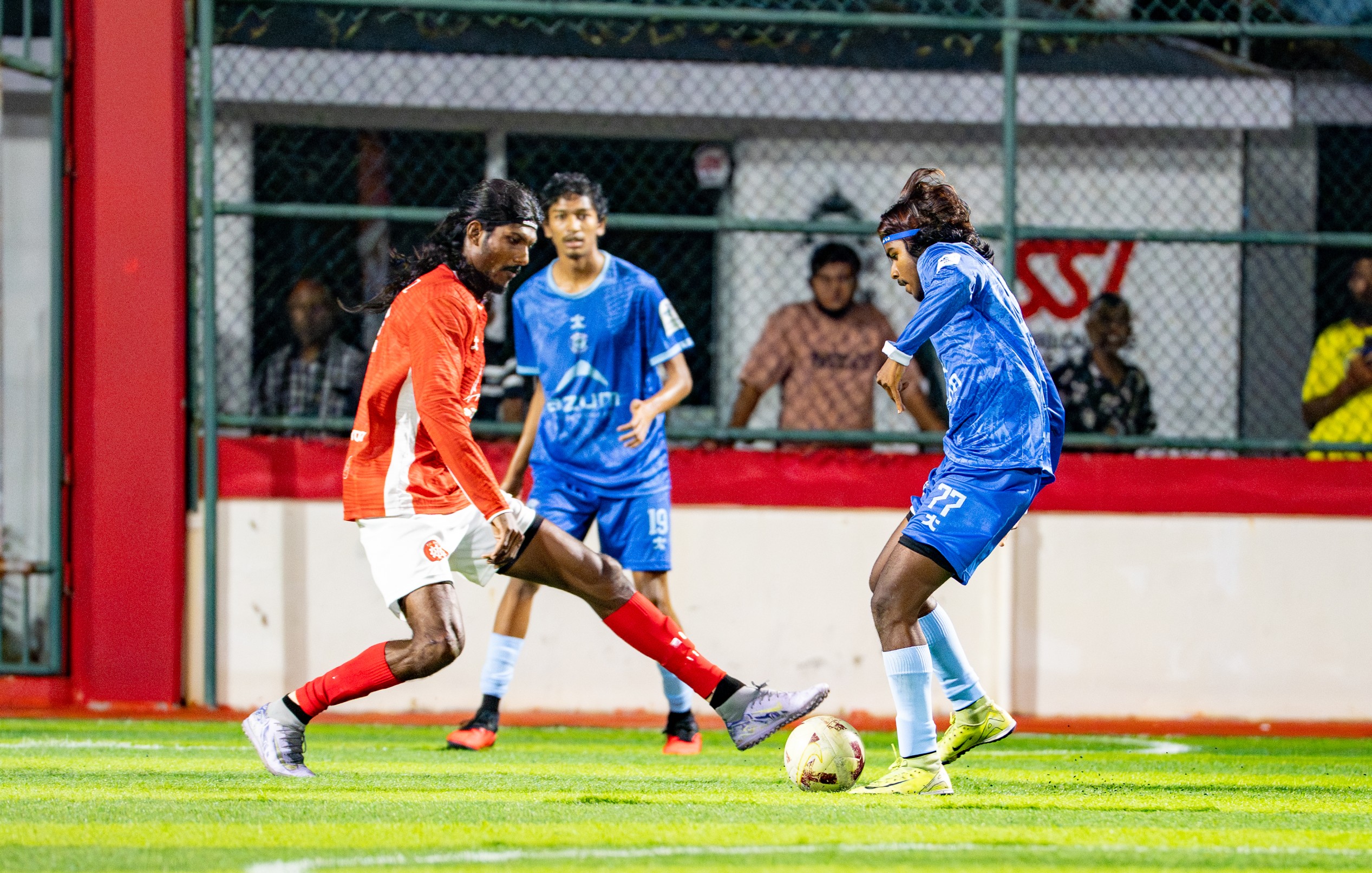 އޯކޭ ބޯއީޒް އިން މާލިންސްއާ ދެކޮޅަށް ކުޅެ ހޯދި ބޮޑު މޮޅުގެ ތެރެއިން. ފޮޓޯ: ގާފަރު ކައުންސިލް