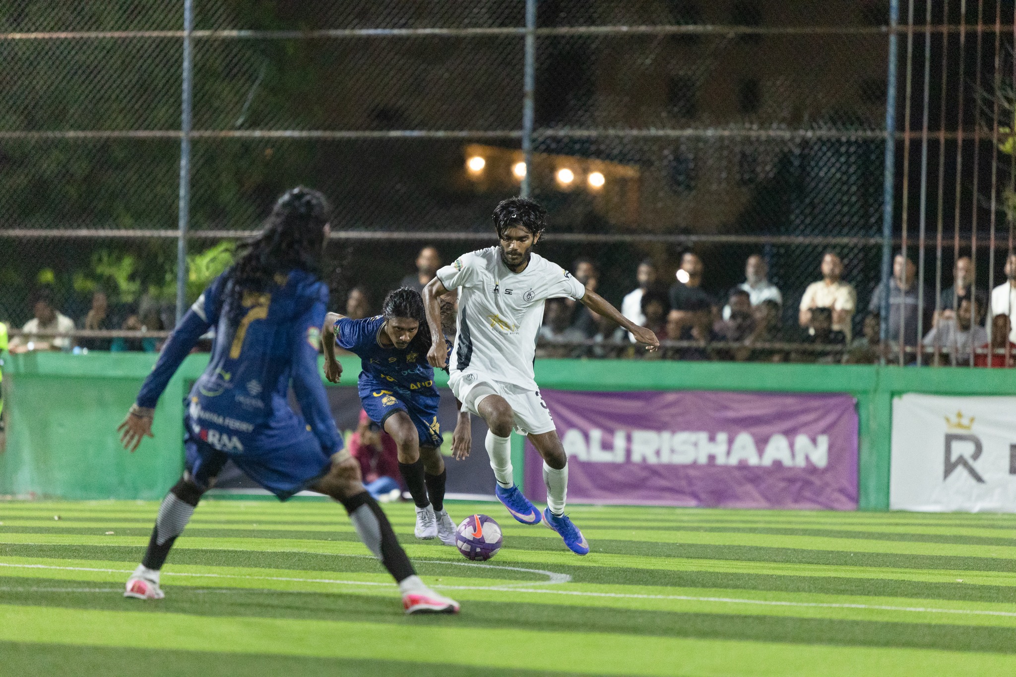 ހެލޯ ބޭބީ އިން ސެމީގައި ކާންޓް ޕްލޭ ބަލިކުރި މެޗުގެ ތެރެއިން. މިރޭ އޮންނާނީ ފޯރިގަދަ ފައިނަލެއް. ފޮޓޯ: ސޯސަން ކްލަބް