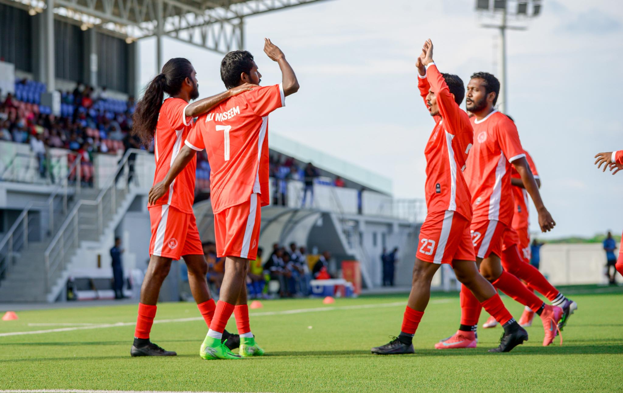 ނޯތު ޒޯން ދޭއްގައި އޭދަފުށި ކުޅުންތެރިން ގޯލު ޖެހުމަށް ފަހު އުފާފާޅުކުރަނީ. އެ ޒޯނުން އޭދަފުއްޓާ އެކު މަނަދޫ ވަނީ އަނެއް ބުރަށް ކޮލިފައިވެފަ. ފޮޓޯ: އޭދަފުށި ކައުންސިލް