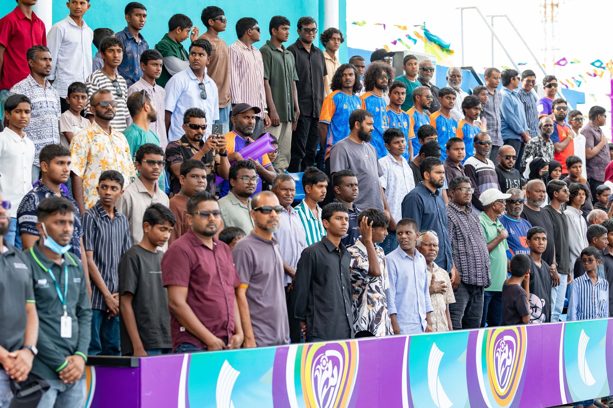 ދިއްދޫގެ ސަޕޯޓަރުން ޓީމަށް ތަރުހީބު ދިނުމަށް އިއްޔެ ސްޓޭޑިއަމްގައި. ދިއްދޫގެ ތައްޔާރީތަކުގެ ފުރިހަމަކަން ގިނަ ބަޔަކު ވަނީ ފާހަގަކޮށްފަ. ފޮޓޯ: އެފްއޭއެމް