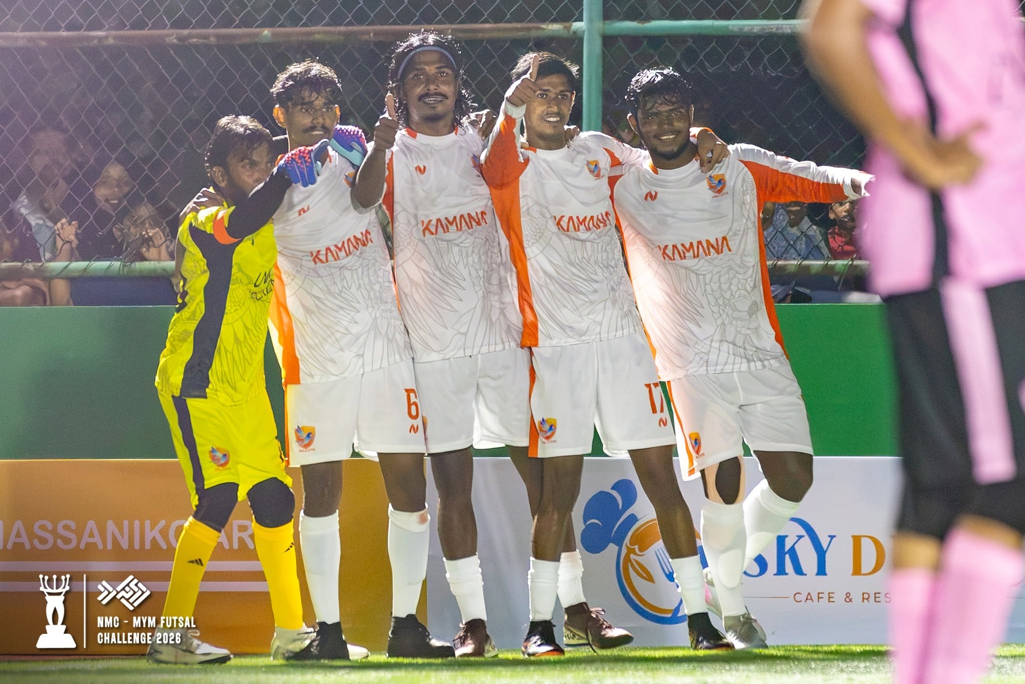 ފެލްކޮންސްގެ ކުޅުންތެރިން ގޯލު ޖެހުމަށް ފަހު އުފާފާޅުކުރަނީ. ފުރަތަމަ މެޗުގައި ފެނުނީ ބޮޑު ވާދަވެރިކަމެއް. ފޮޓޯ: މިލަދޫ ޔޫތު މޫވްމަންޓް
