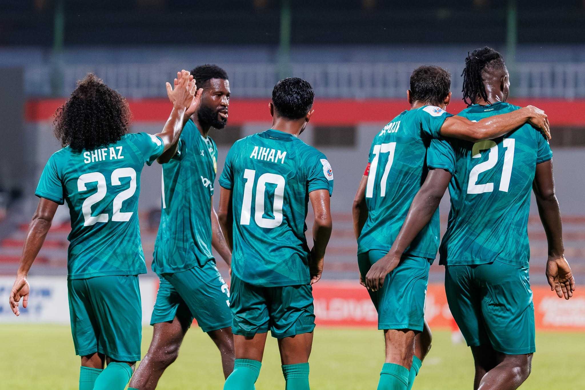 ލީގުގެ ދެ ވަނައިގައި އޮތް މާޒިޔާ ކުޅުންތެރިން ރޭގެ މެޗުގައި ގޯލު ޖެހުމަށް ފަހު. ފޮޓޯ: އެފްއޭއެމް