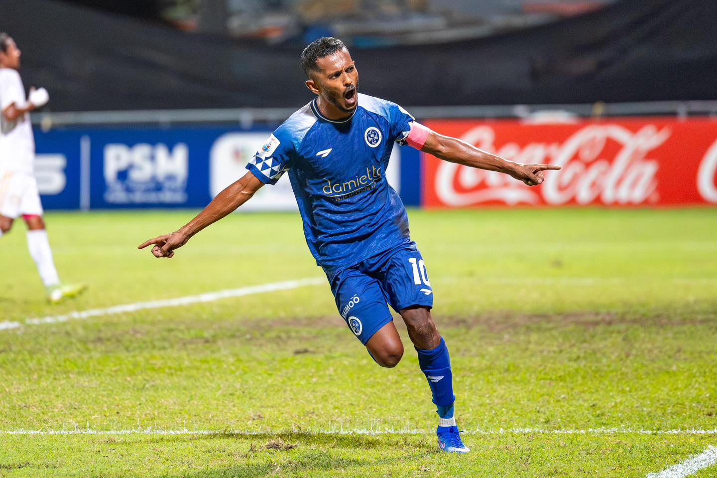 ނިއުގެ ސެންޓޭ ގޯލު ޖެހުމަށް ފަހު އުފާފާޅުކުރަނީ. މުބާރާތުގައި ސެންޓޭ ތިން މެޗުގައި 7 ގޯލު ޖެހި. ފޮޓޯ: އެފްއޭއެމް