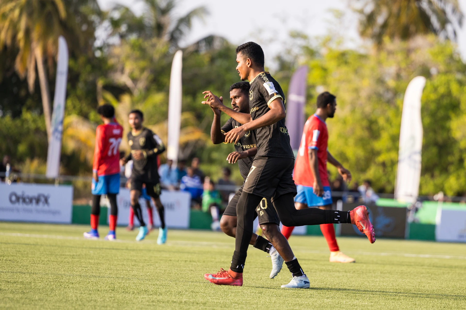 ދެ އަވަށްޓެރިންގެ ކުރިމަތިލުމުގައި މަނަދޫއިން މާފަރަށް ދުލެއް ނުދިން