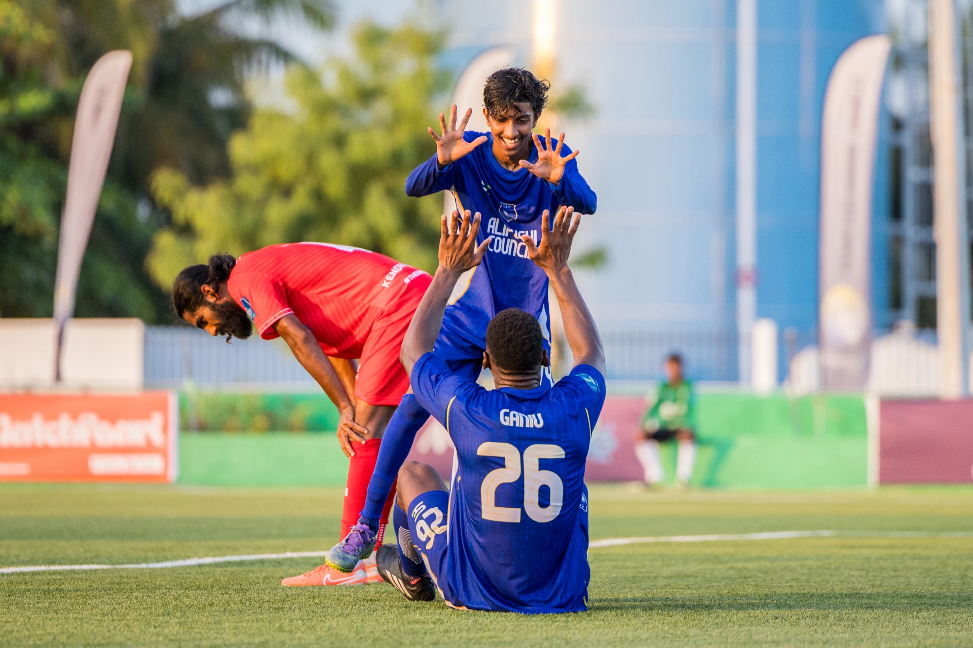 ފަސޭހަކަމާ އެކު ހޯސްޓު ބަލިކޮށް އަލިފުށިން ބޮޑު އިތުބާރެއް ހޯދައިފި