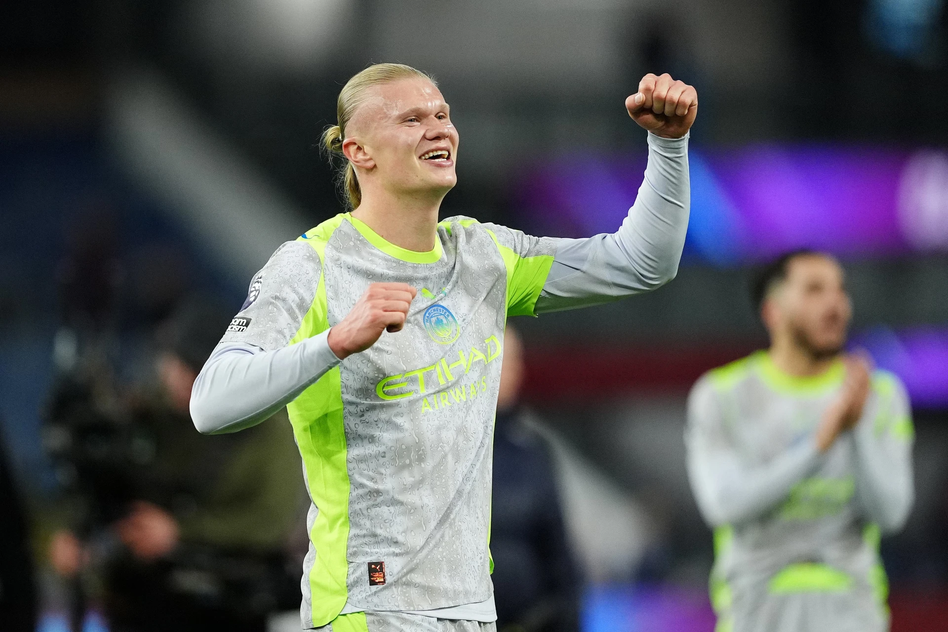 ދަތުރު ނިމެނިކޮށް ޑްރައިވިން ސީޓުން އާސެނަލް ބާލައިފި