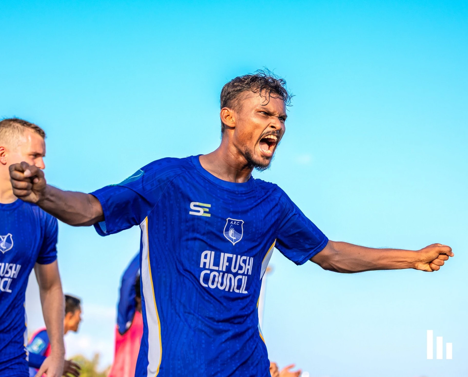 އަލިފުށިން މޮޅުވާން ކުރި ވަރުގަދަ މަސައްކަތް މާޒިޔާއިން ހުއްޓުވައިފި