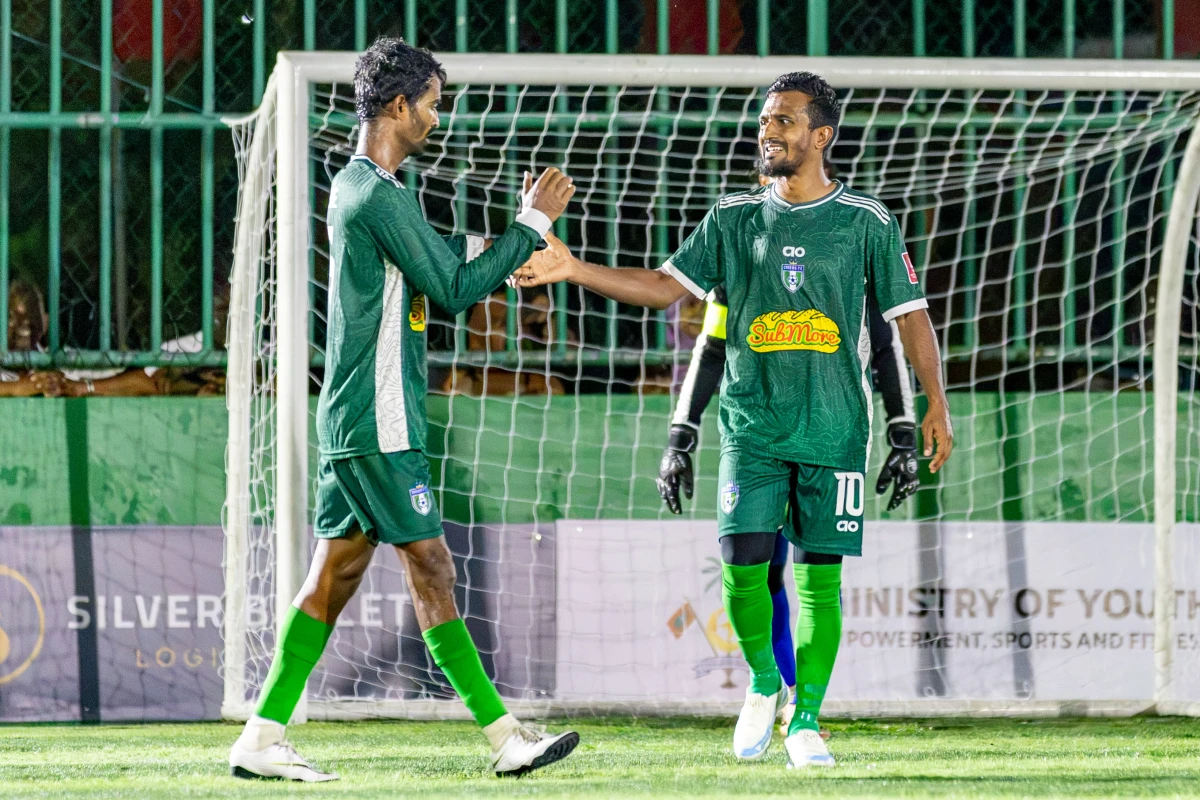 މައްޓުގެ ހެޓްރިކާއެކު ޗިކޯސް ގަދަކޮށް ފެށިއިރު، ޑީ ޓެންގެ ގިޔަރު މައްޗަށް ޖައްސައިފި
