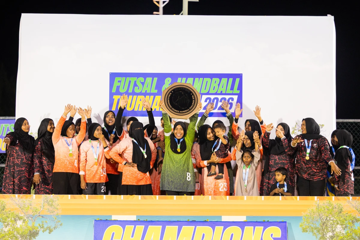 ގުޒެލް އިން ހޭންޑްބޯލްގެ ތަށި އުފުލާލިއިރު މަލާޒާ ވީ ރާނީއަކަށް 