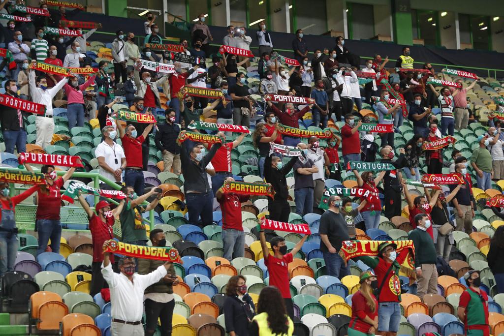 ސަޕޯޓަރުން ކުރިމަތީ ޕޯޗުގަލް އާއި ސްޕެއިން މެޗު އެއްވަރު