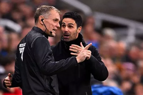 ޕްރިމިއާ ލީގު ރެފްރީންގެ ފެންވަރެއް ނެތް: އާޓެޓާ