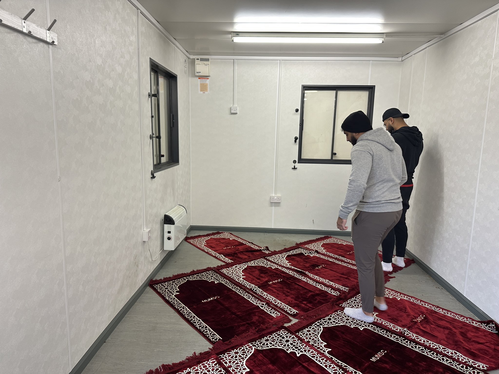 މުސްލިމް ސަޕޯޓަރުންނަށް ސްޓޭޑިއަމްގައި ނަމާދު ކުރެވޭނެ ގޮތް ޔުނައިޓެޑުން ހަދައިފި