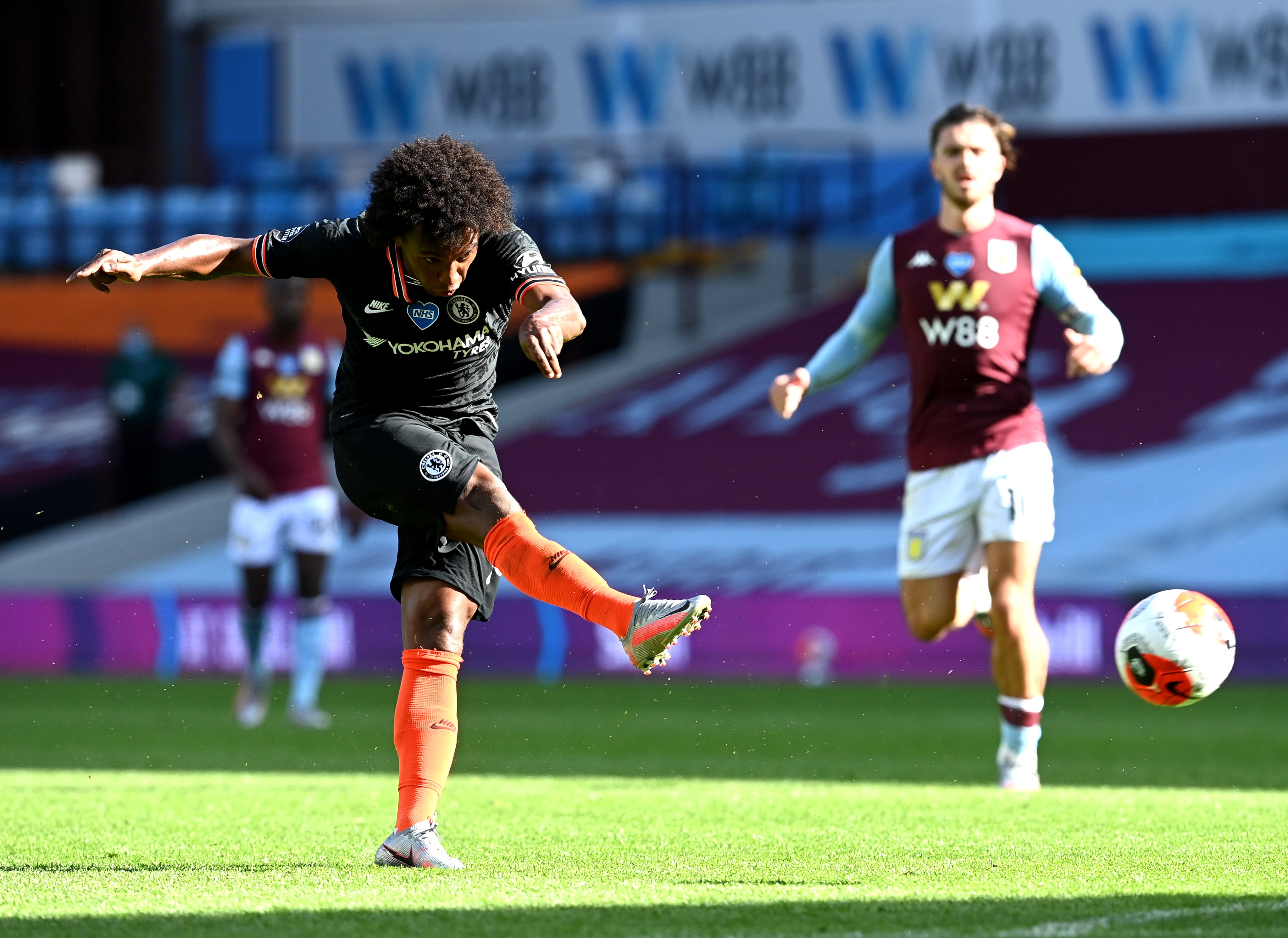 ފަހަތުން އަރައި މޮޅުވެ ޗެލްސީން ގަދަ ހަތަރެއްގައި ހަމަޖެހިލައިފި