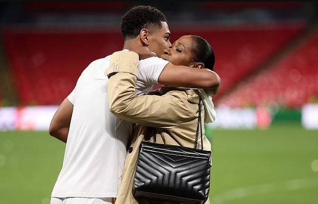 ޗެމްޕިއަންސް ލީގު މެޑަލްއާއެކު ބެލިންހަމް ވަޒަންކުރީ މައިވަންތަކަމުގެ އަގު