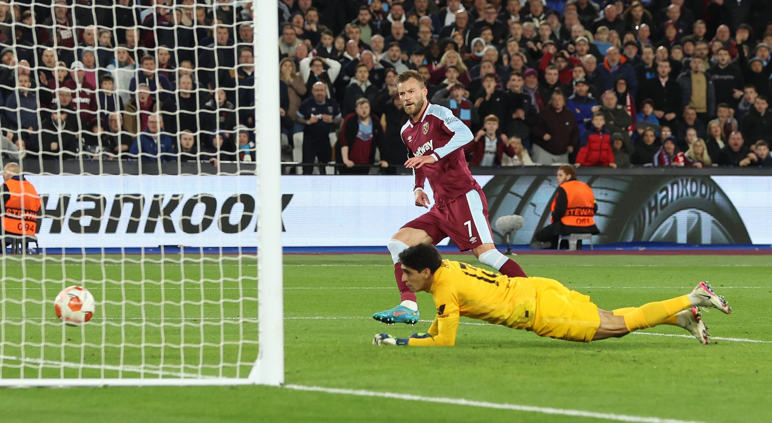 ބާސެލޯނާ ކުއާޓާ އަށް، ވެސްޓް ހޭމުން ސެވިއްޔާ ކަޓުވާލައިފި