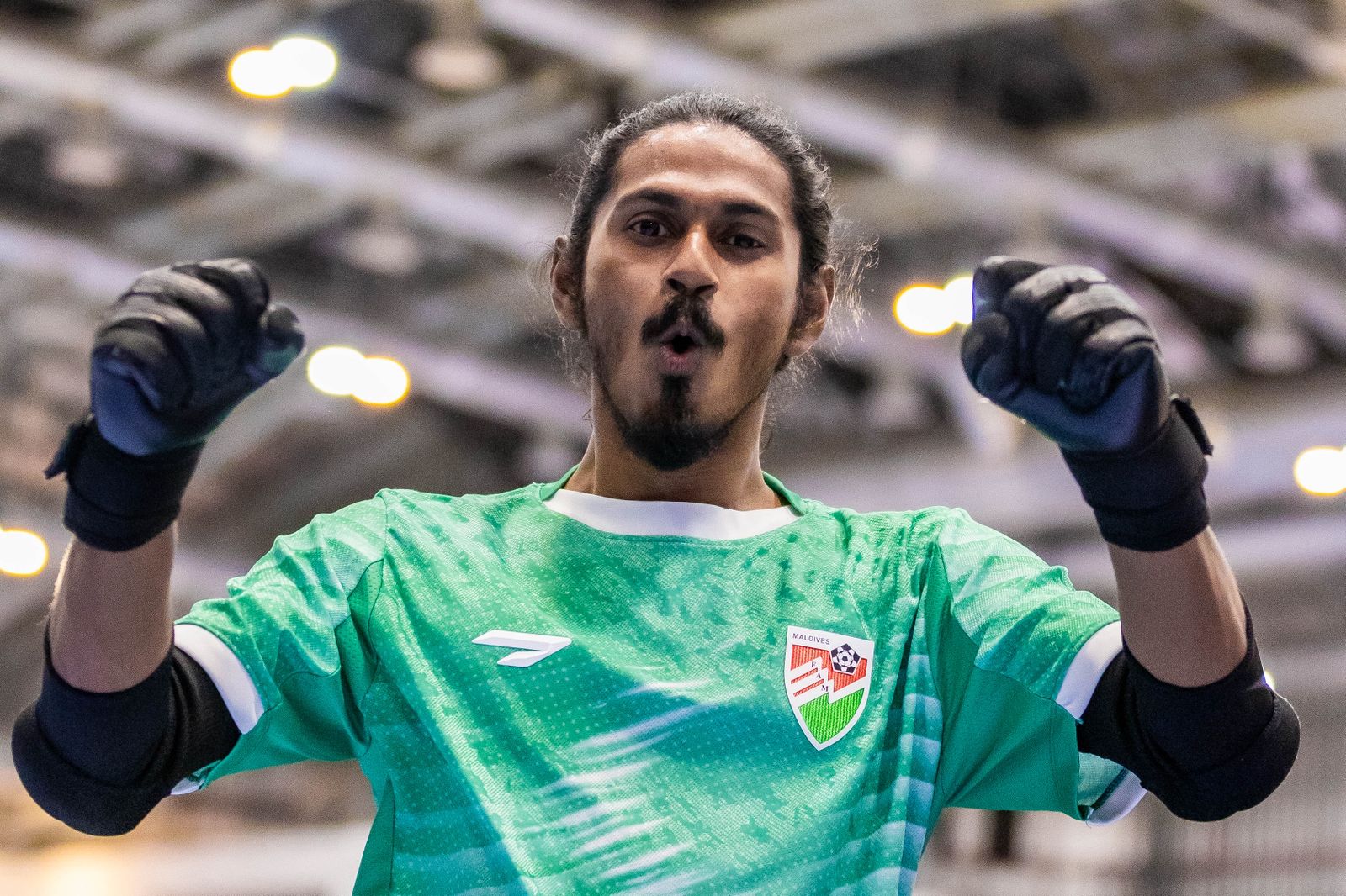 އަސޫ: ރަން ޓީމު ހިފެހެއްޓީ ފަހަތަށް ނުޖެހި ހޯދި ފުރުސަތުން