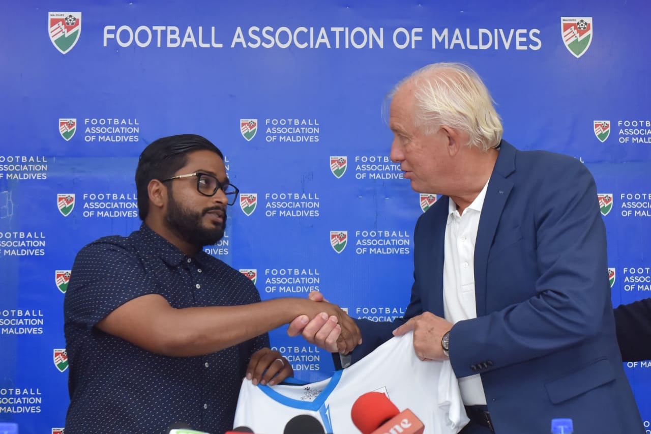 ގައުމީ ޓީމަށް ނެދަލެންޑްސްގެ ކޯޗަކު ހަމަޖައްސައިފި