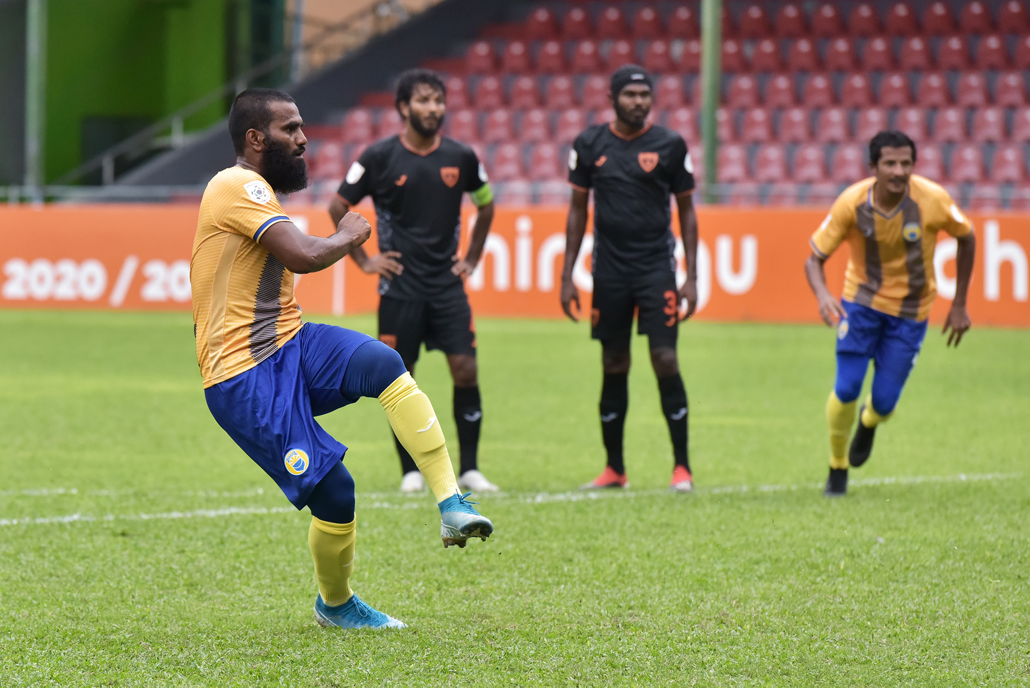 އީގަލްސް ބަލިކޮށް ވެލެންސިއާ އެއް ވަނަ އަށް އަރައިފި