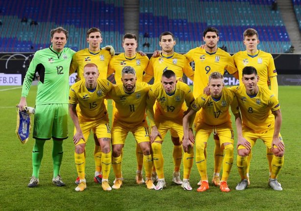 ކުޅުންތެރިންތަކެއް ކޮވިޑަށް ޕޮޒިޓިވްވެ ޔޫކްރޭން ޓީމު އެއްކޮށް ކަރަންޓީނަށް