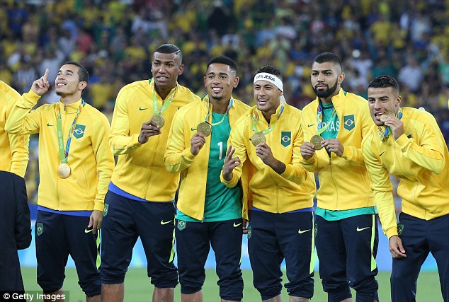 އޮލިމްޕިކްސް ފުޓްބޯޅަ 24 އަހަރުން ދަށަށް ބަދަލުކުރަނީ