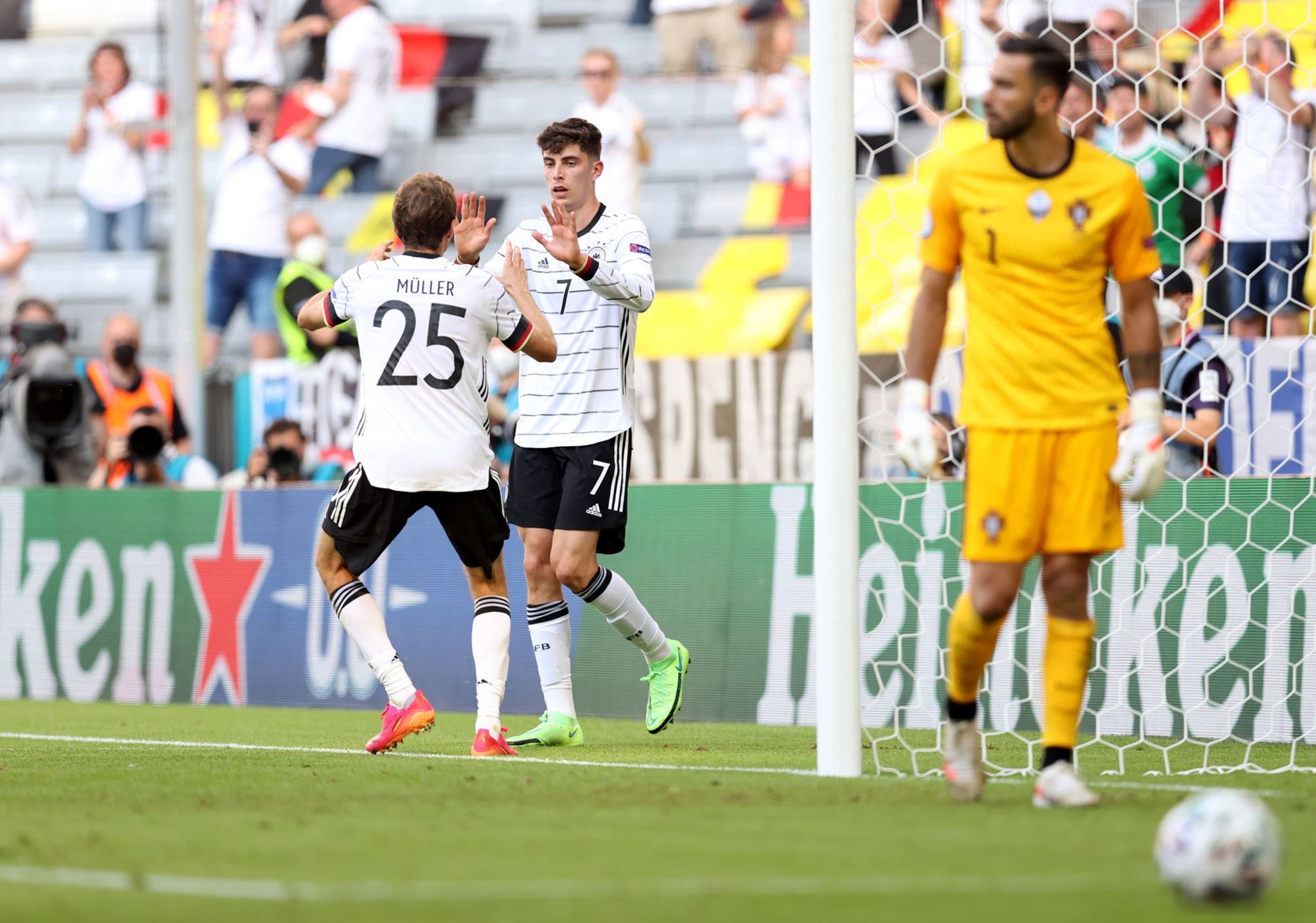 ފަހަތުން އަރައި ޖަރުމަނުން ޕޯޗުގަލް ހަފުސްކޮށްފި