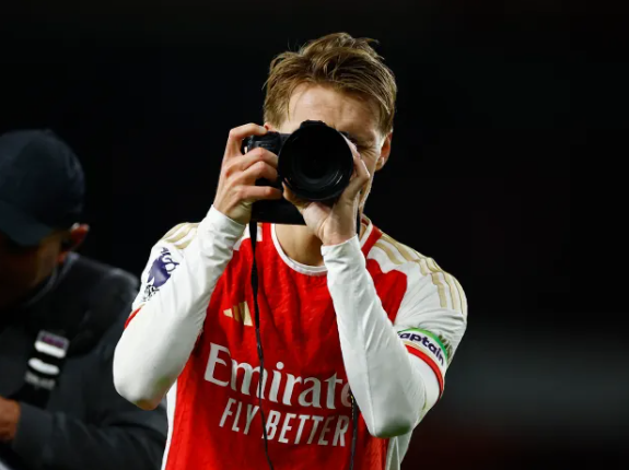 ލިވަޕޫލް ބަލިކޮށް އާސެނަލް އިން ލީގު ރޭސް ތަންމިނަށް ހުޅުވާލައިފި