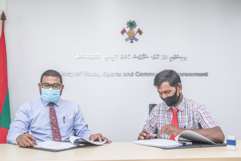 އަލިފުށީ ފުޓްބޯޅަ ދަނޑުގައި ލައިޓް ހަރުކޮށް ރޮސްޓްރަމް ހަދަނީ