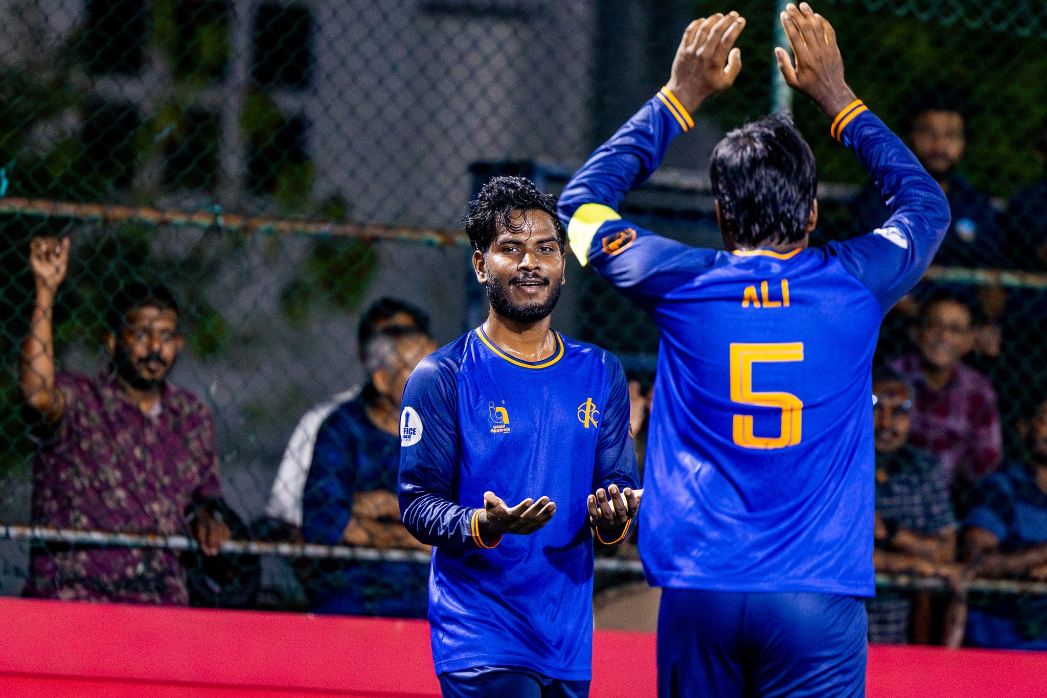 ޕޮލިސް ބަލިކުރަން ކަސްޓަމްސް އަށް އޮތް އެންމެ ބޮޑު ހިތްވަރަކީ ސަޕޯޓަރުން