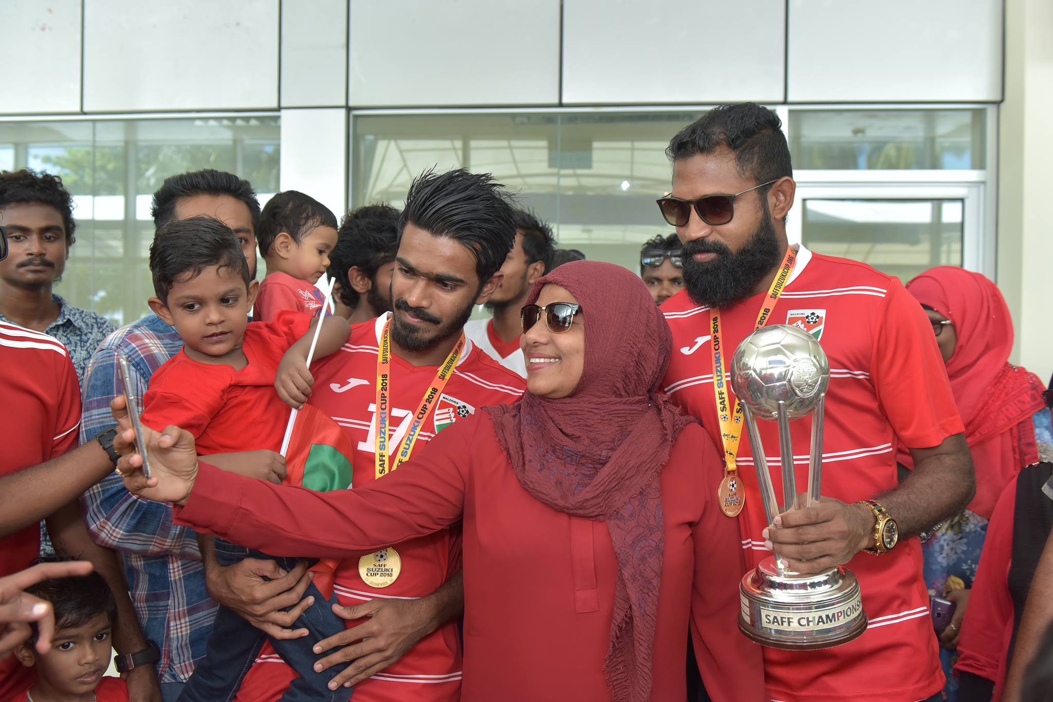 އައްޑޫ ފަހުރުވެރިކޮށްދިން ދަރިންނަށް ހޫނު މަރުހަބާއެއް