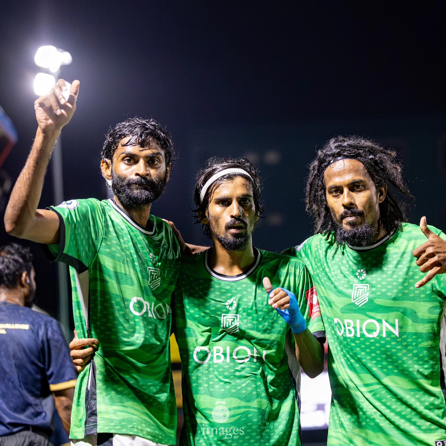 ނައިވާދޫއިން ގޯލްޑަން ފުޓްސަލްގެ ތަށި ބޮޑުތިލަދުންމައްޗަށް ގެންގޮސްފި